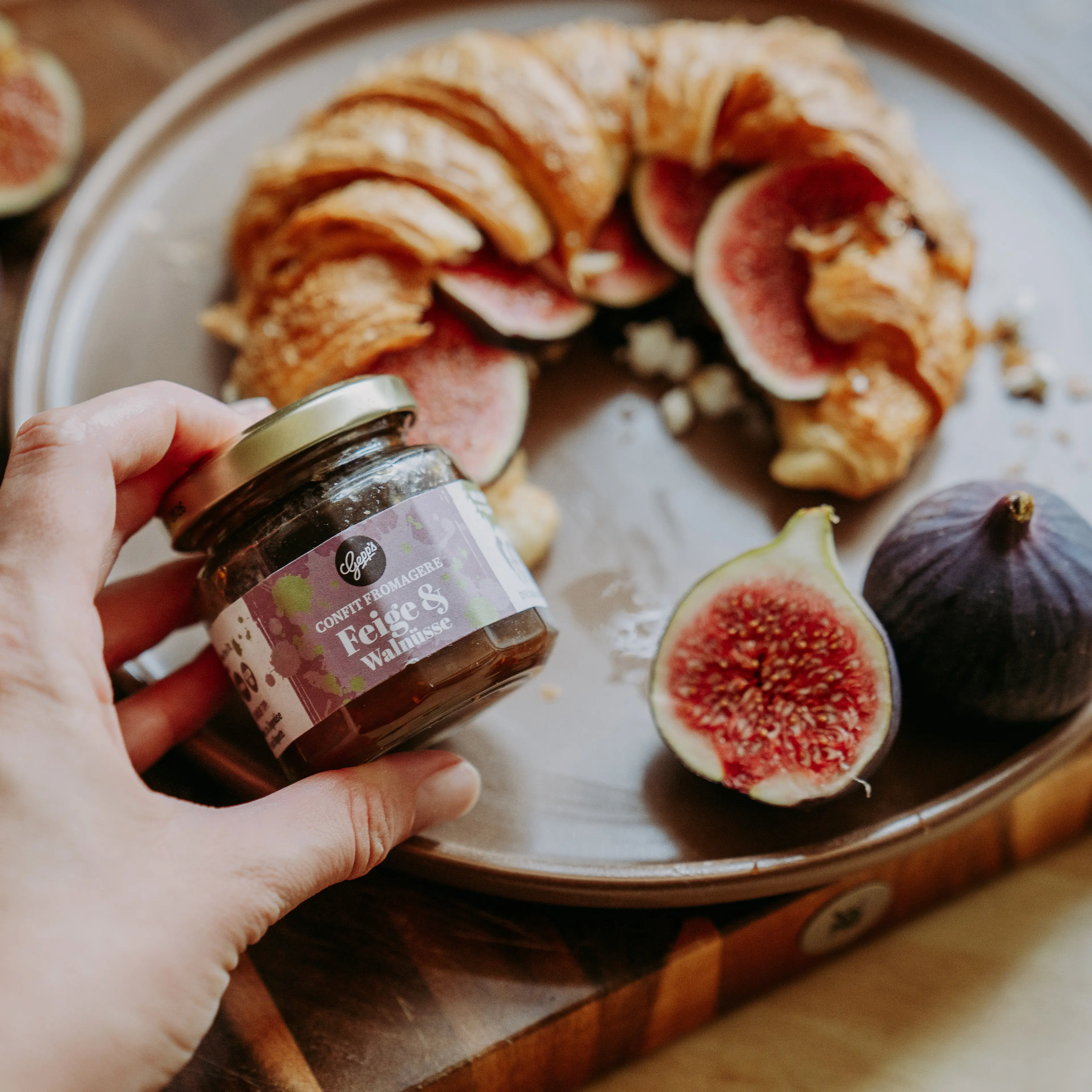 Confit Feige und Walnuss zum Fruehstueckscroissant
