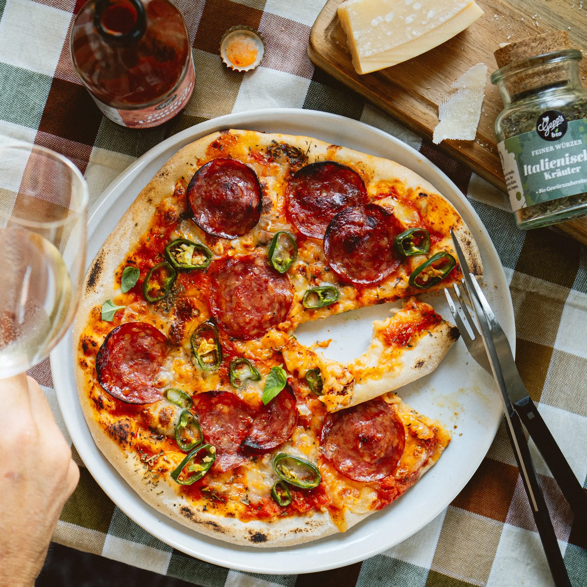 Knusprige Pizza mit Salami und Peperoni