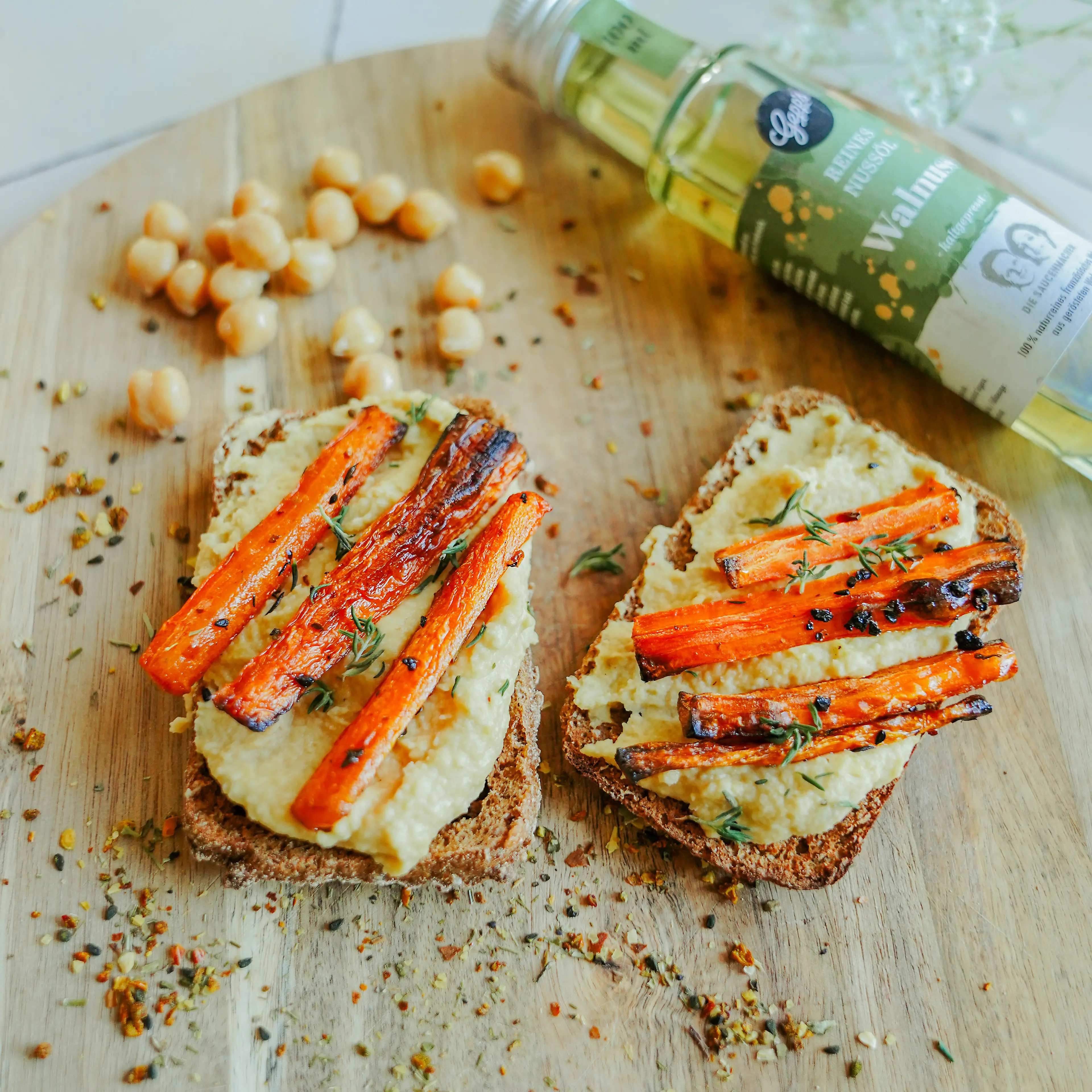 Belegte Broetchen mit Hummus und gegrillter Karotte