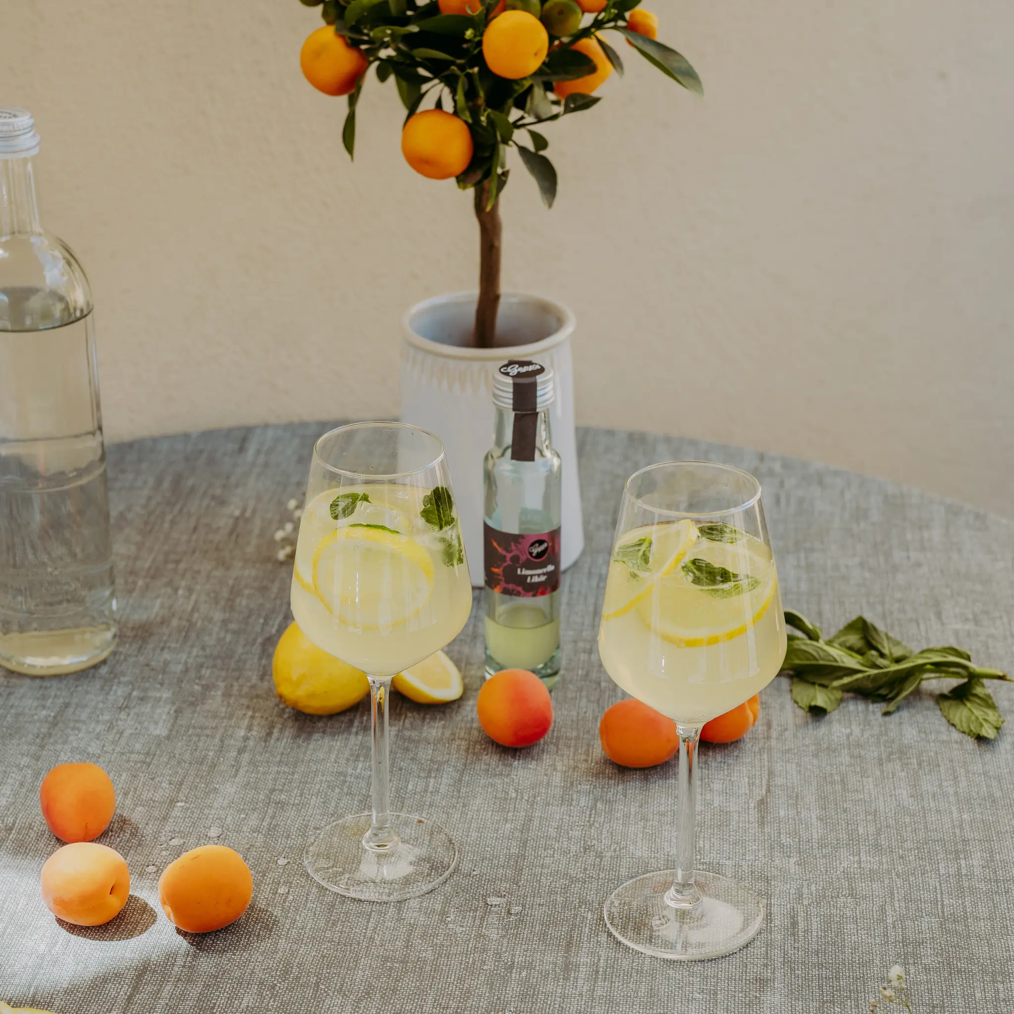 Zwei erfrischende Glaeser Limoncello Spritz
