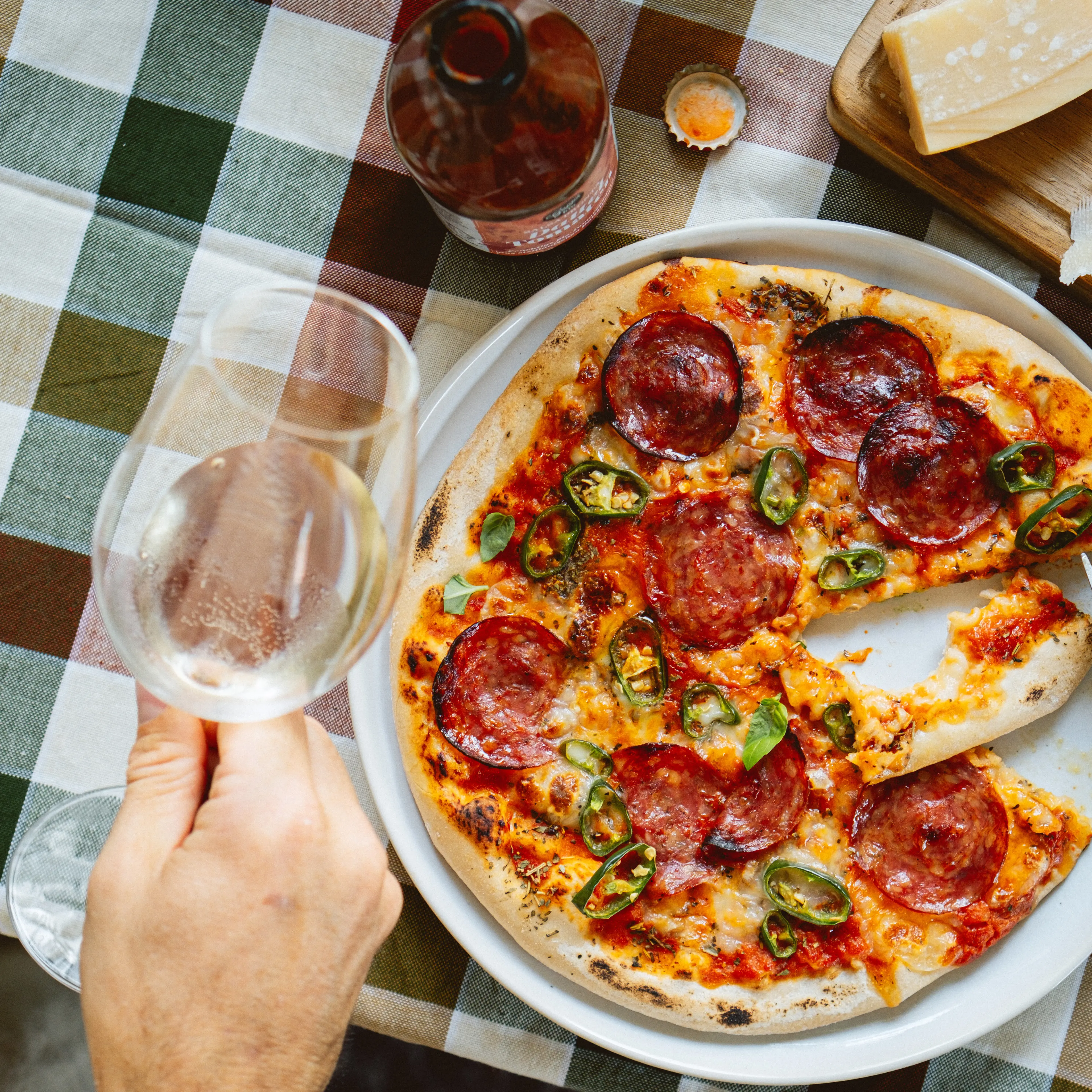 Salamipizza mit Weisswein