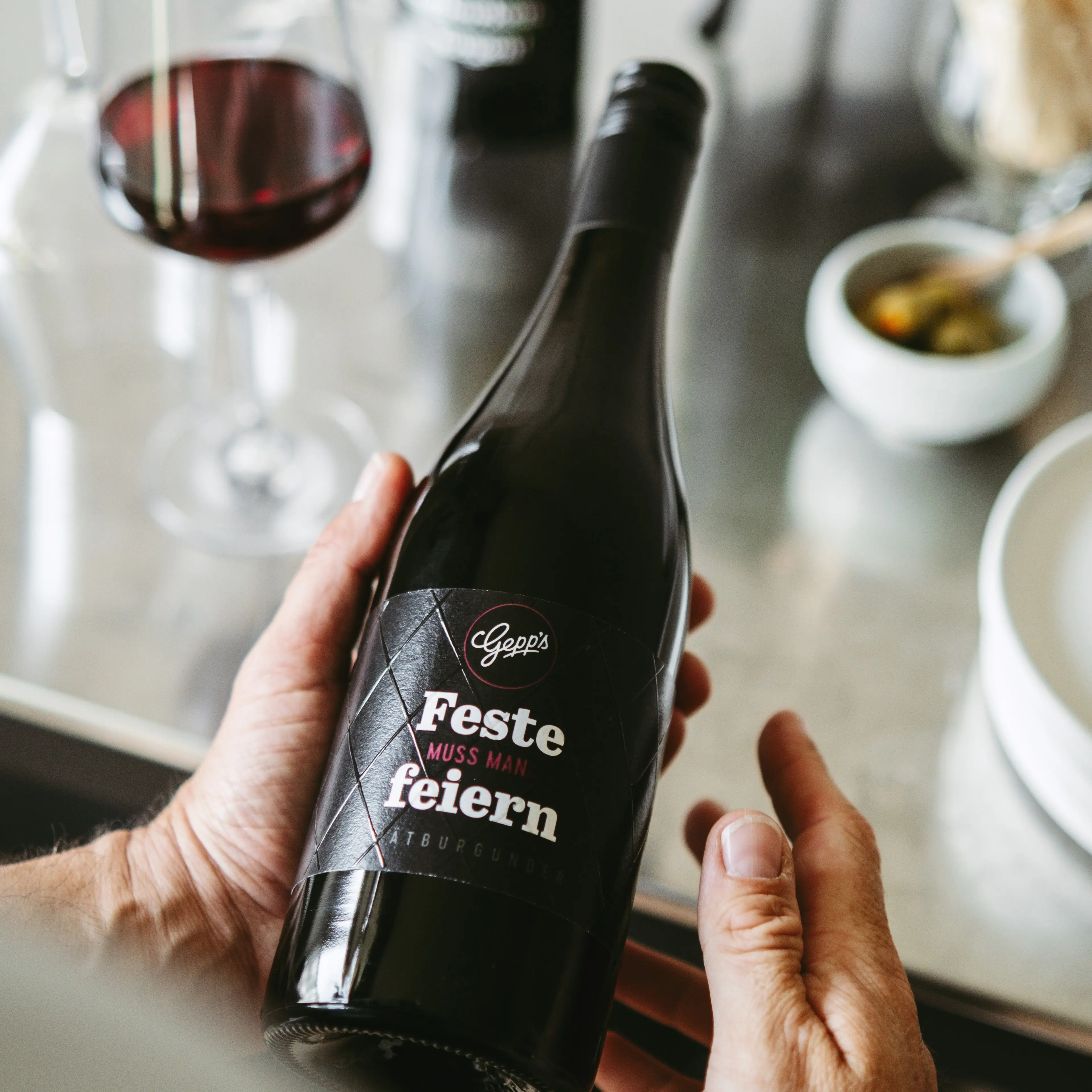 Haende halten Spaetburgunder Feste muss man feiern