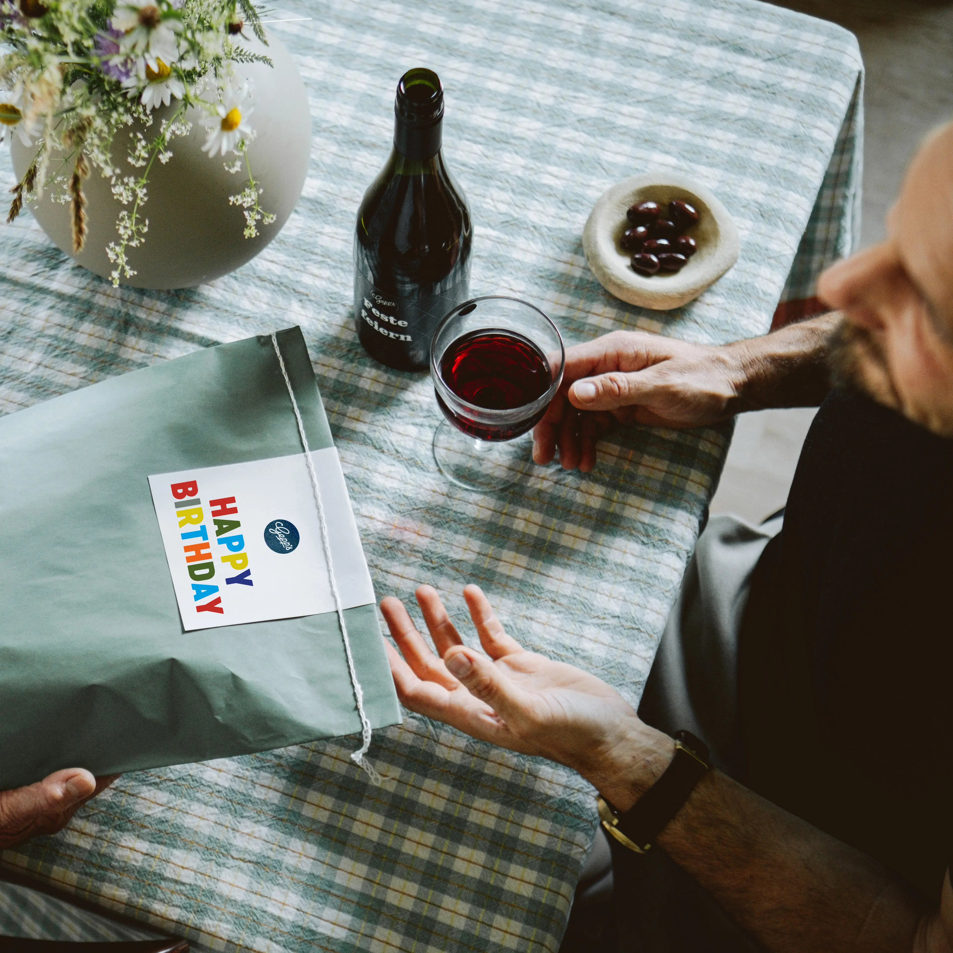 Haende halten Spaetburgunder Feste muss man feiern