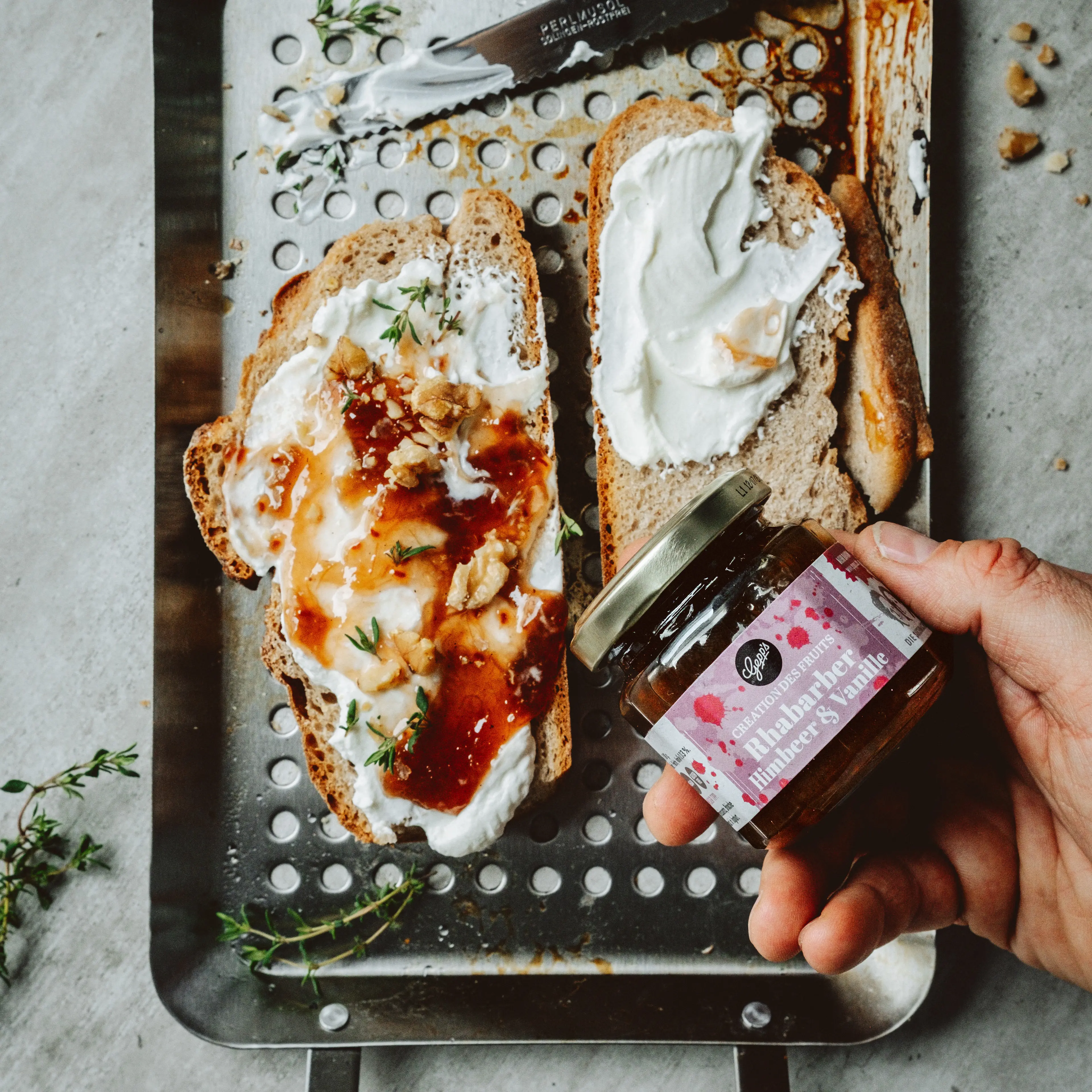 Geroestetes Brot mit Fruchtaufstrich Rhabarber Himbeer Vanille