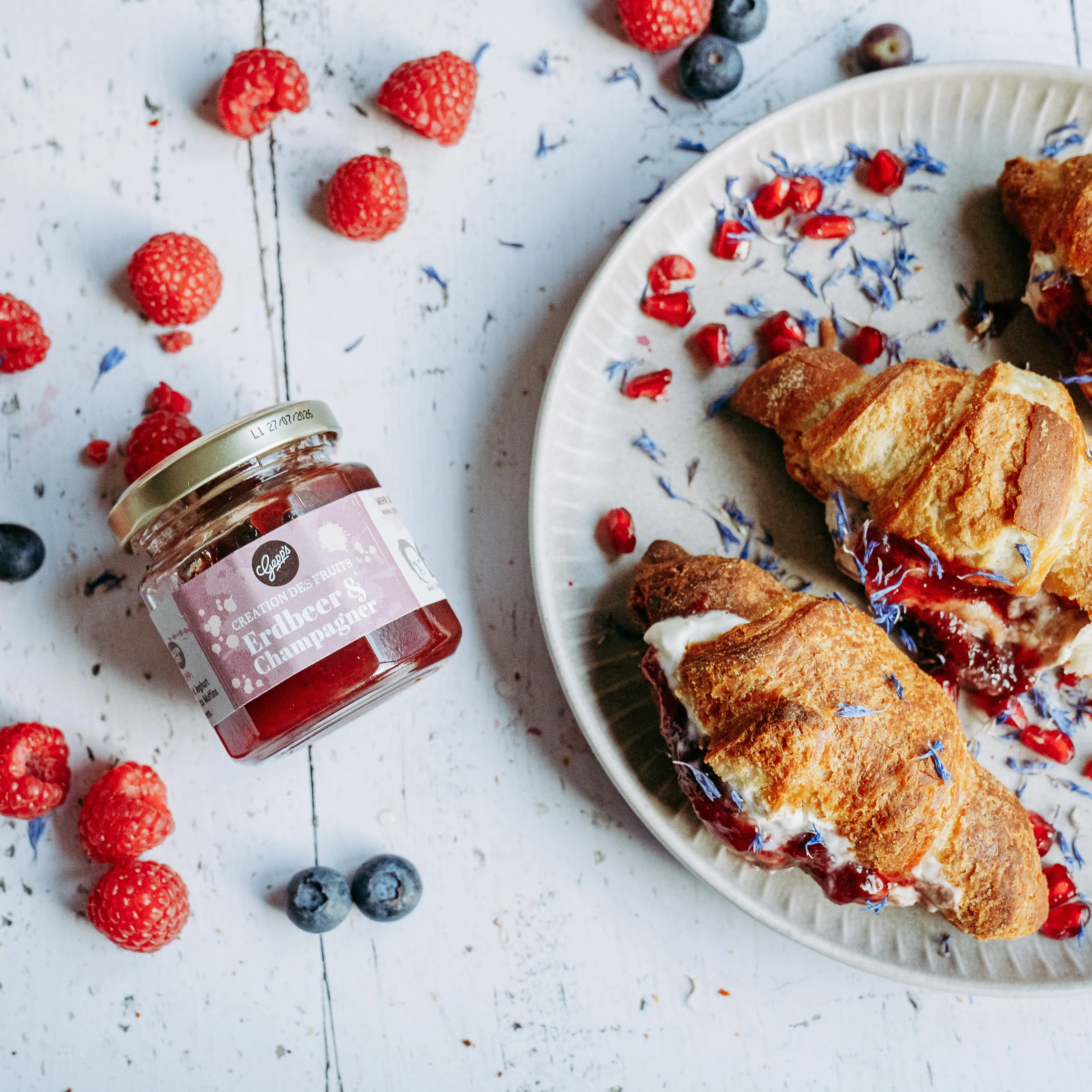 Knusprige Croissants mit Fruchtaufstrich Erdbeer Champagner