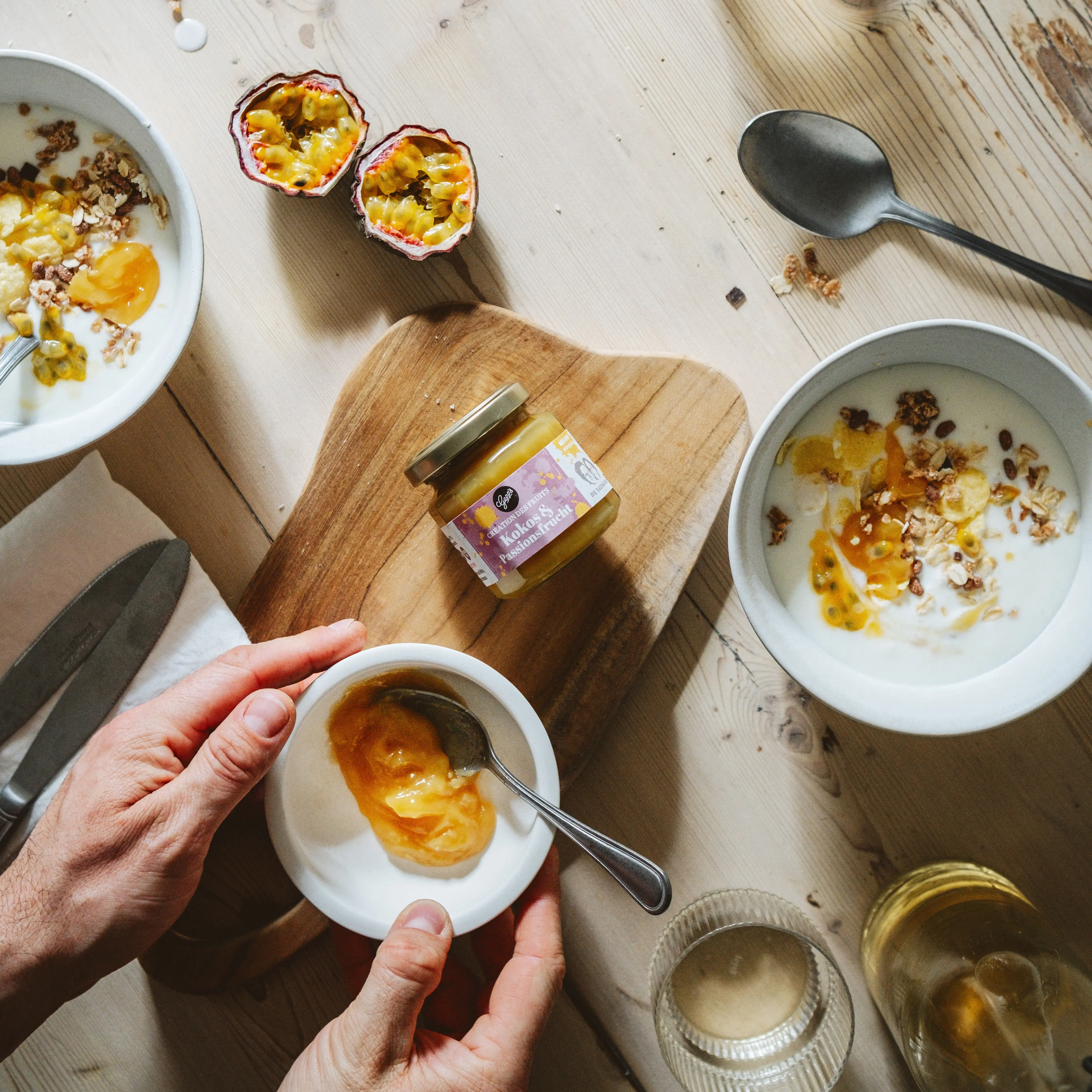 Cremiger Naturjoghurt mit Fruchtaufstrich Kokos Passionsfrucht