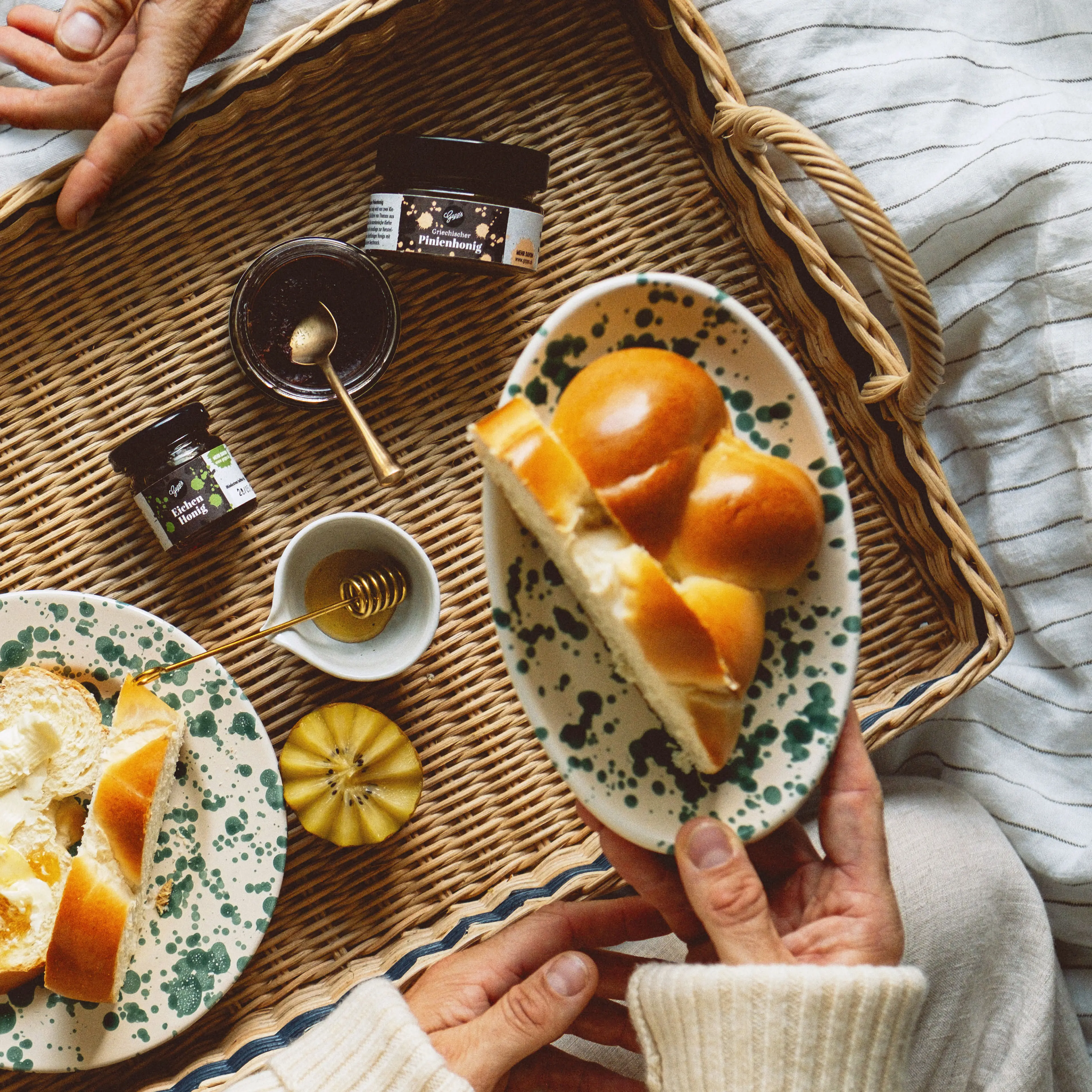 Gemuetliches Fruehstueck mit saftigem Brioche und Honig