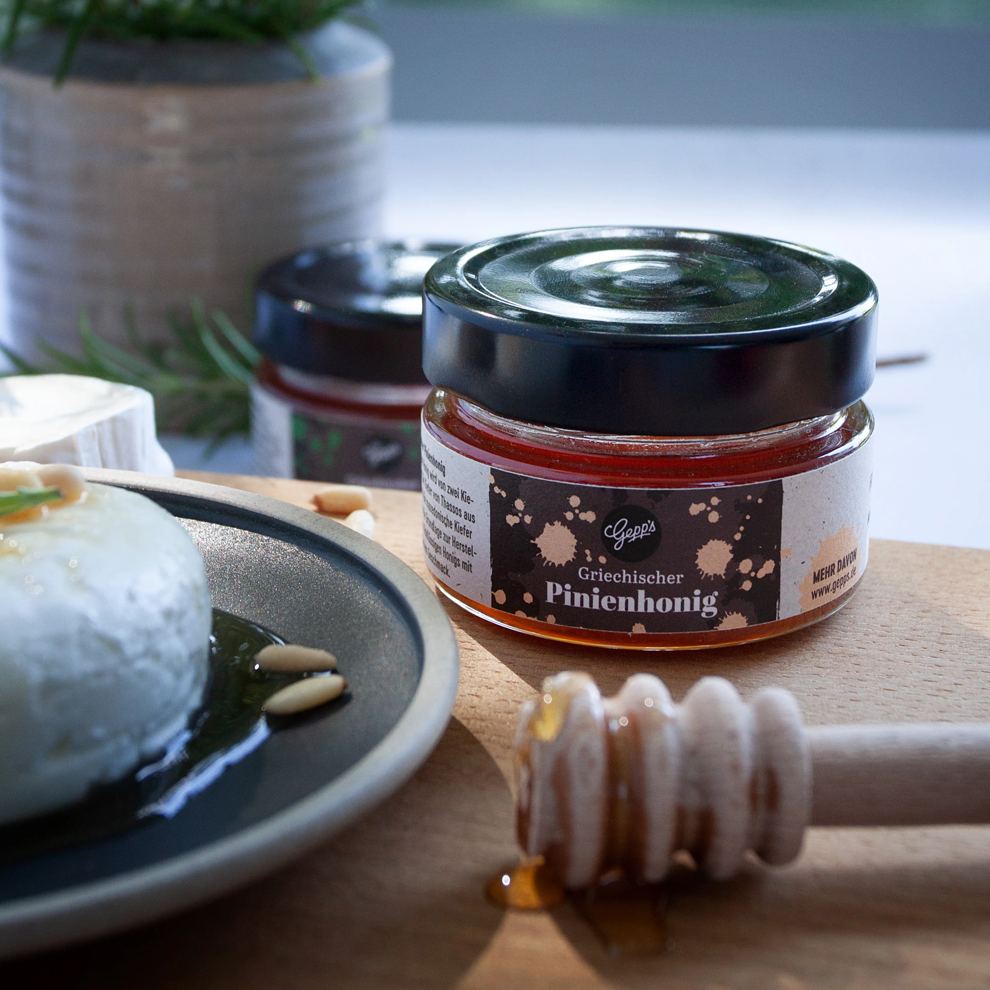 Griechischer Pinienhonig zu Ziegenfrischkaese