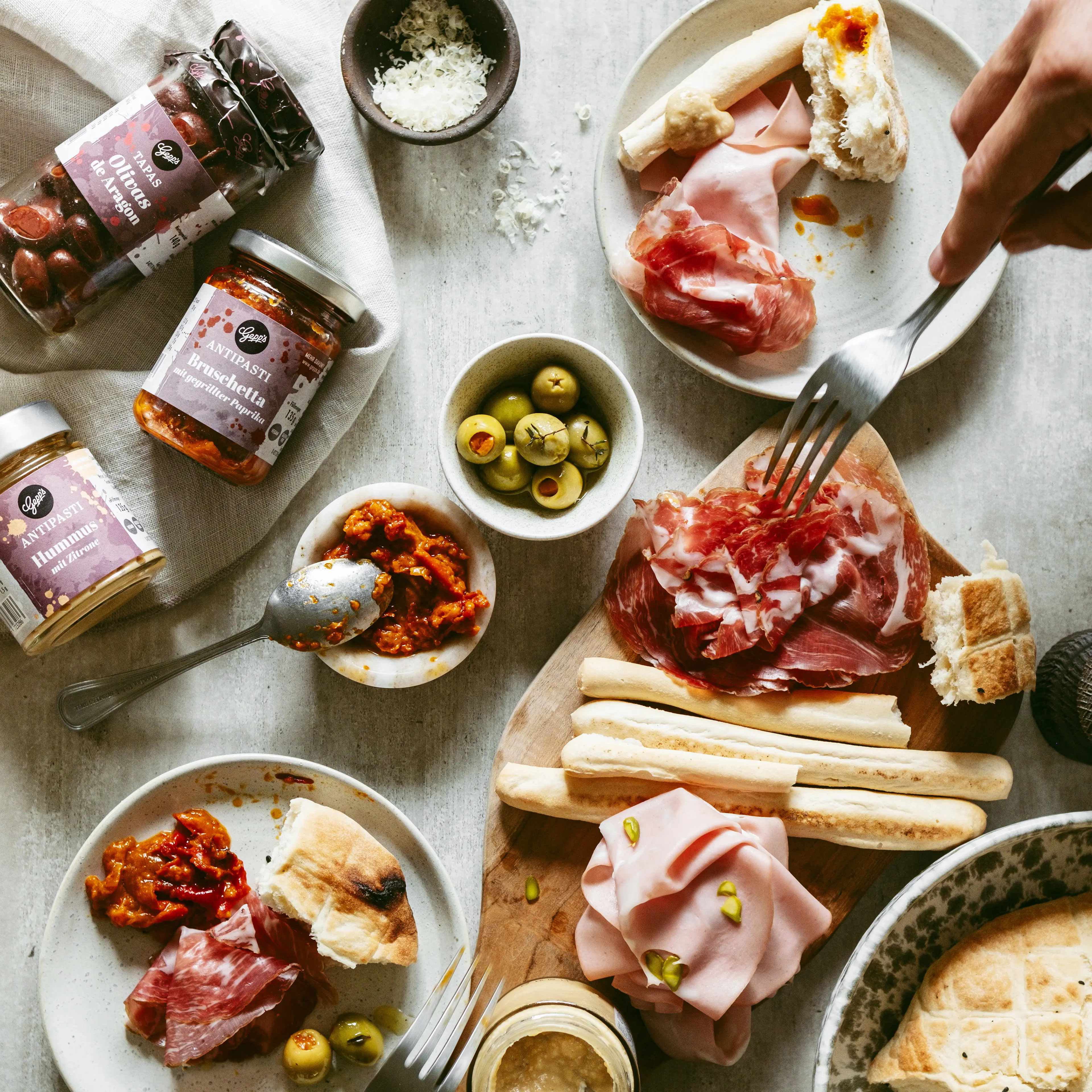 Bunte Antipasti mit Hummus mit Zitrone
