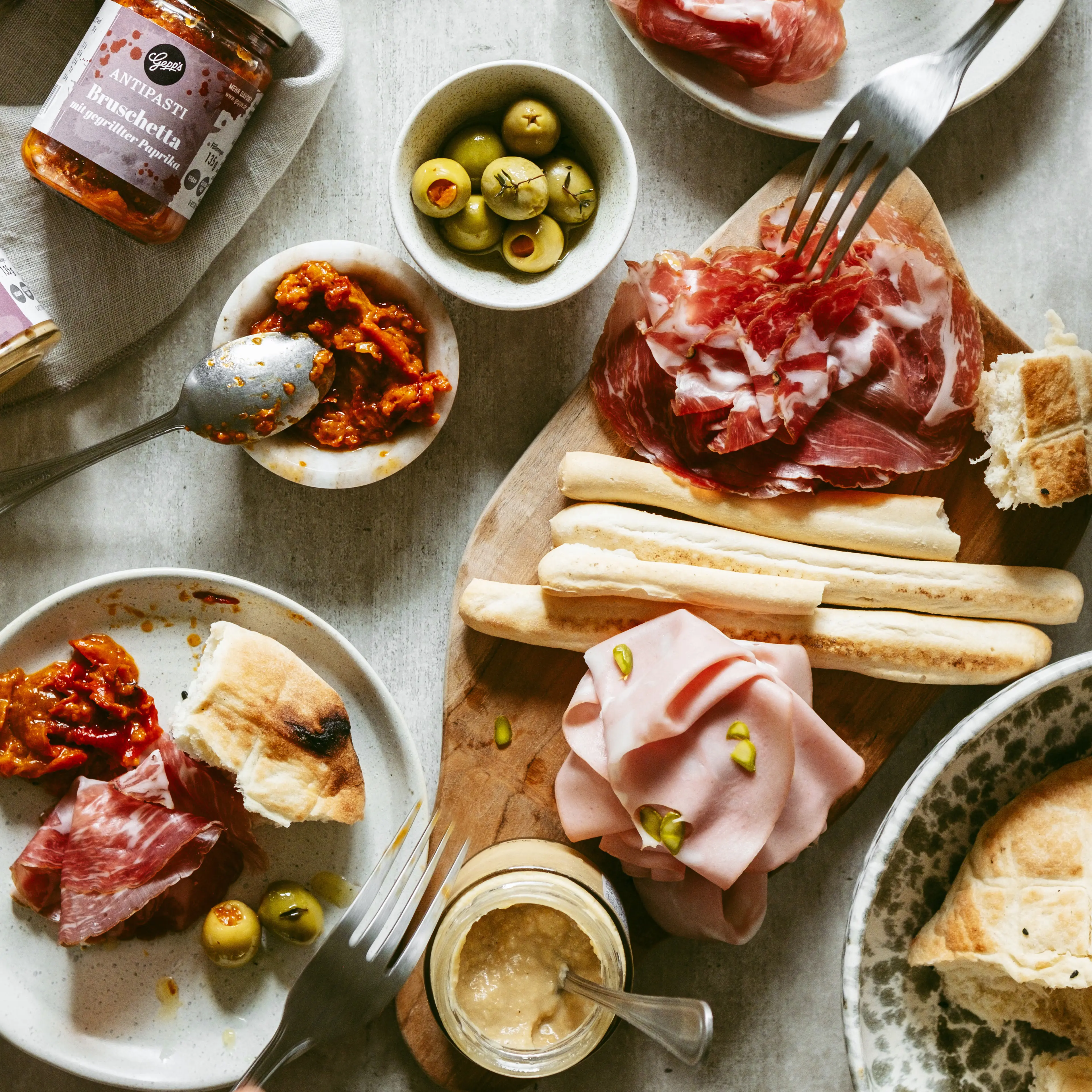 Knusprige Grissini mit wuerzigen Antipasti