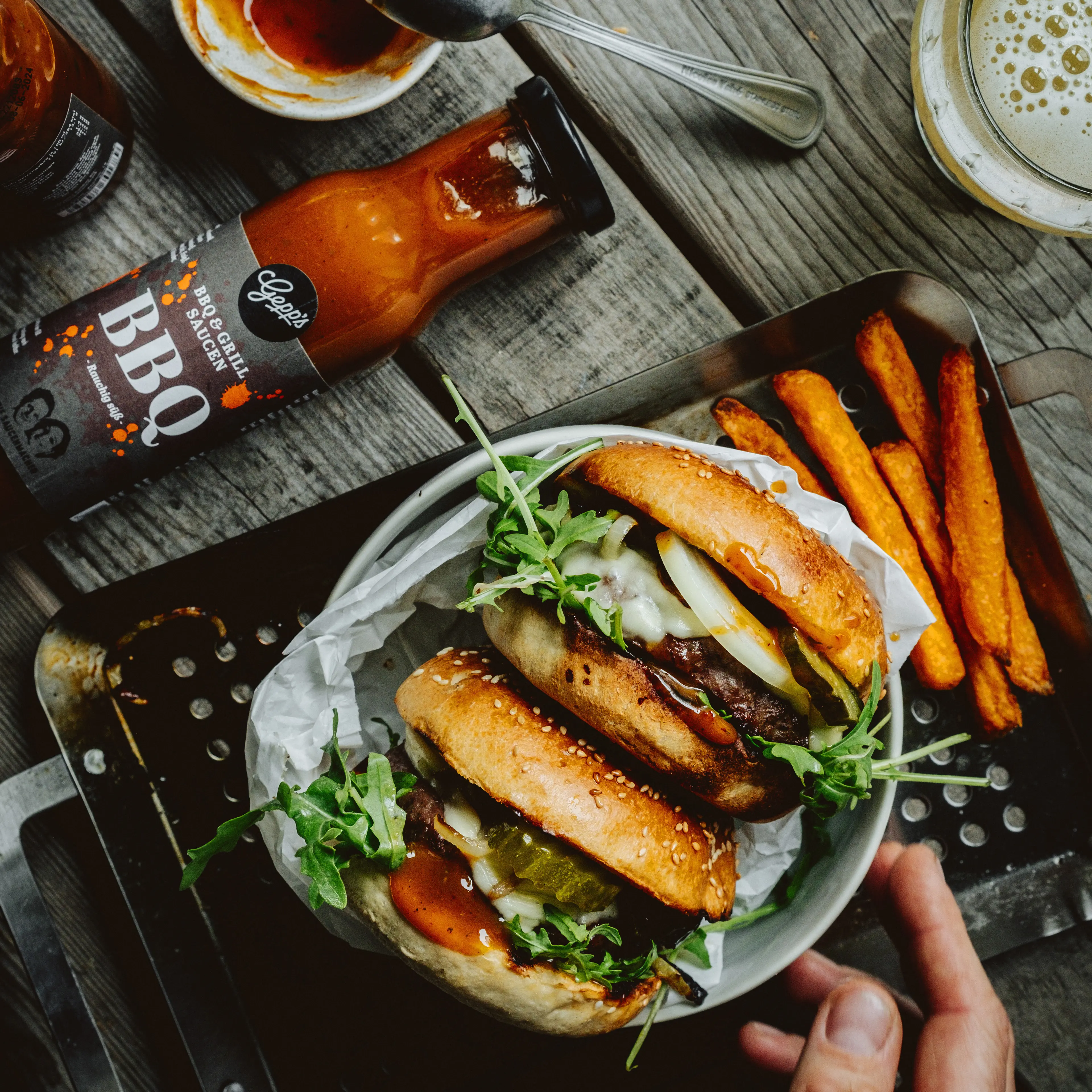 BBQ Sauce auf einem saftigen Burger