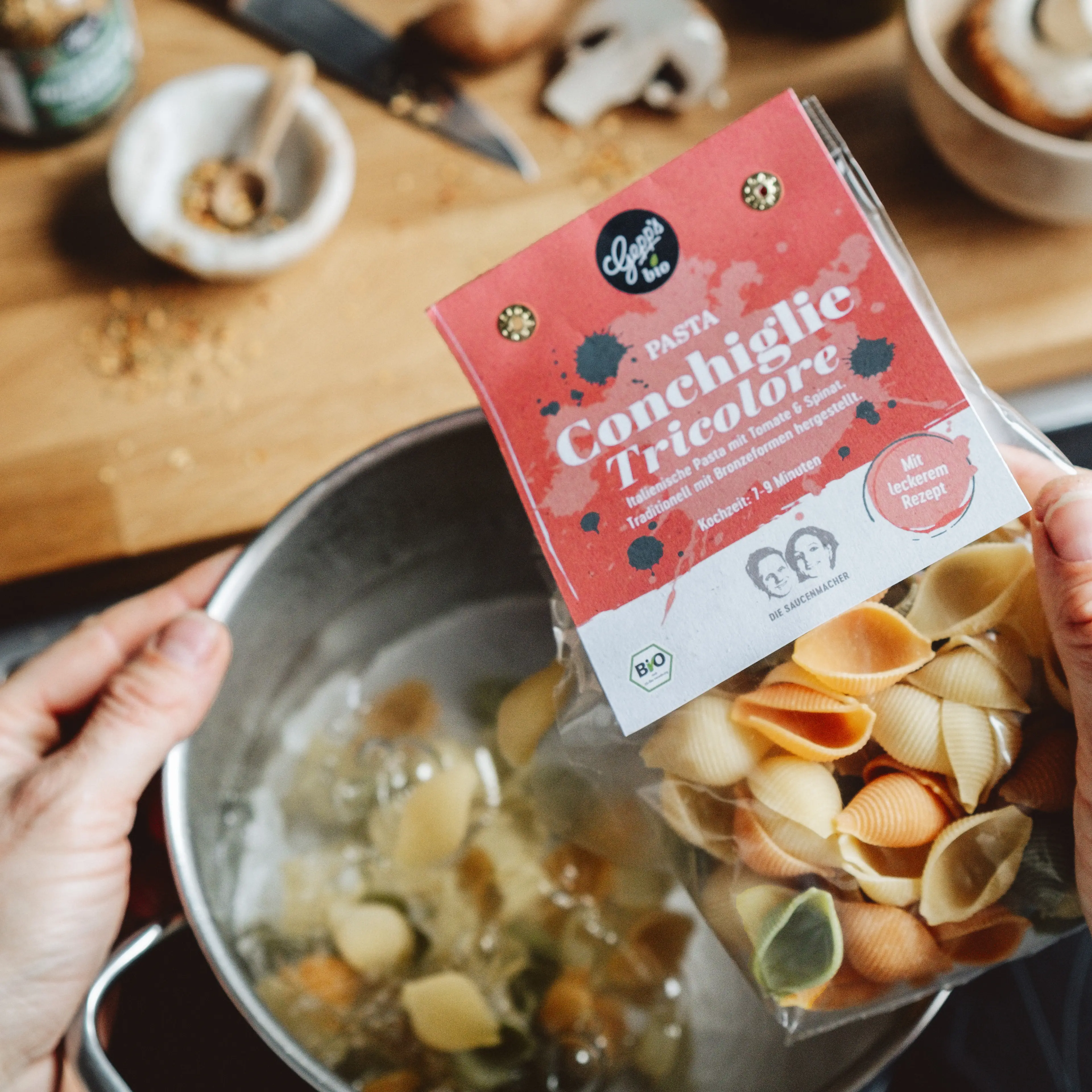 Conchiglie Tricolore werden in sprudelndes Wasser gegeben