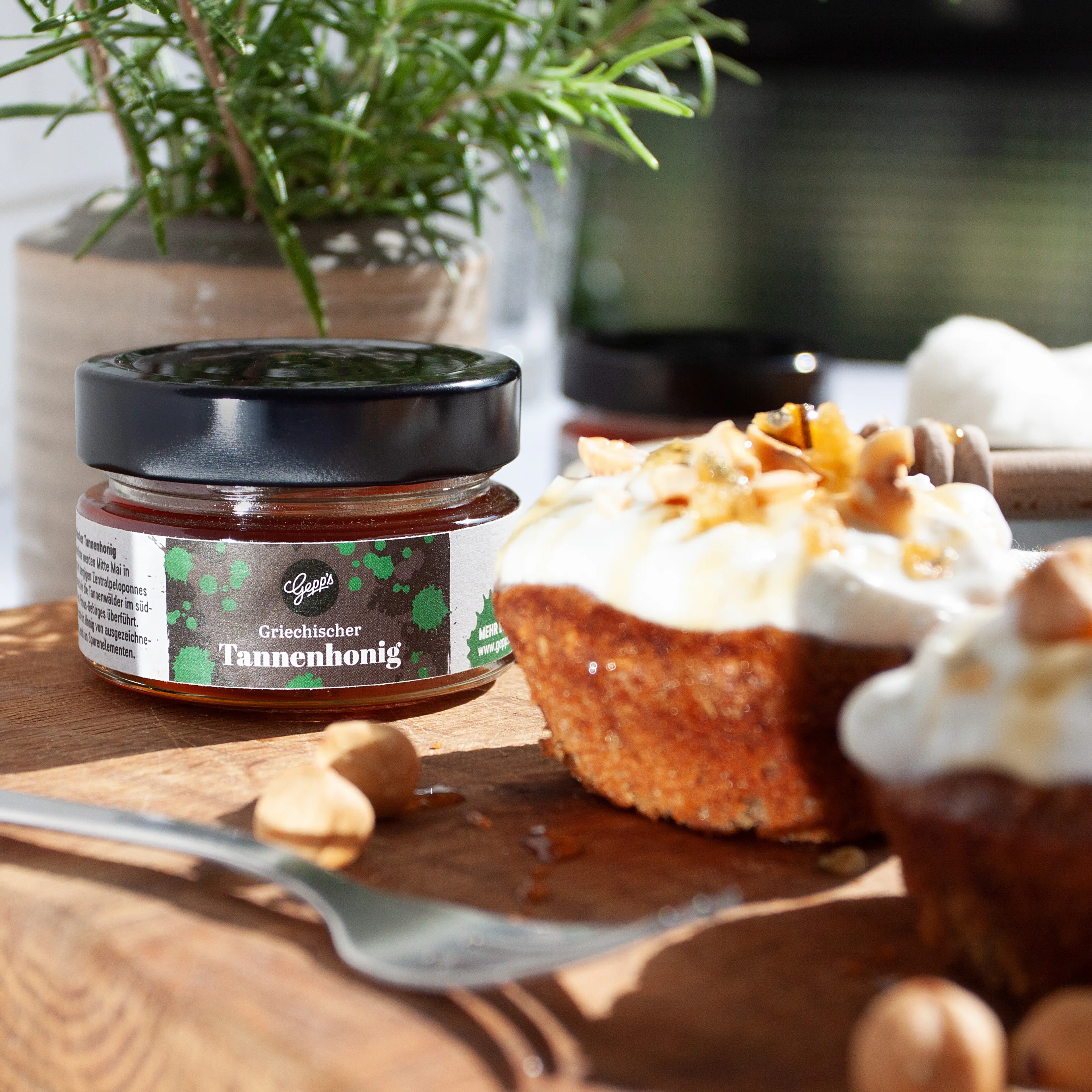 Nusskuechlein mit Joghurt und griechischem Tannenhonig