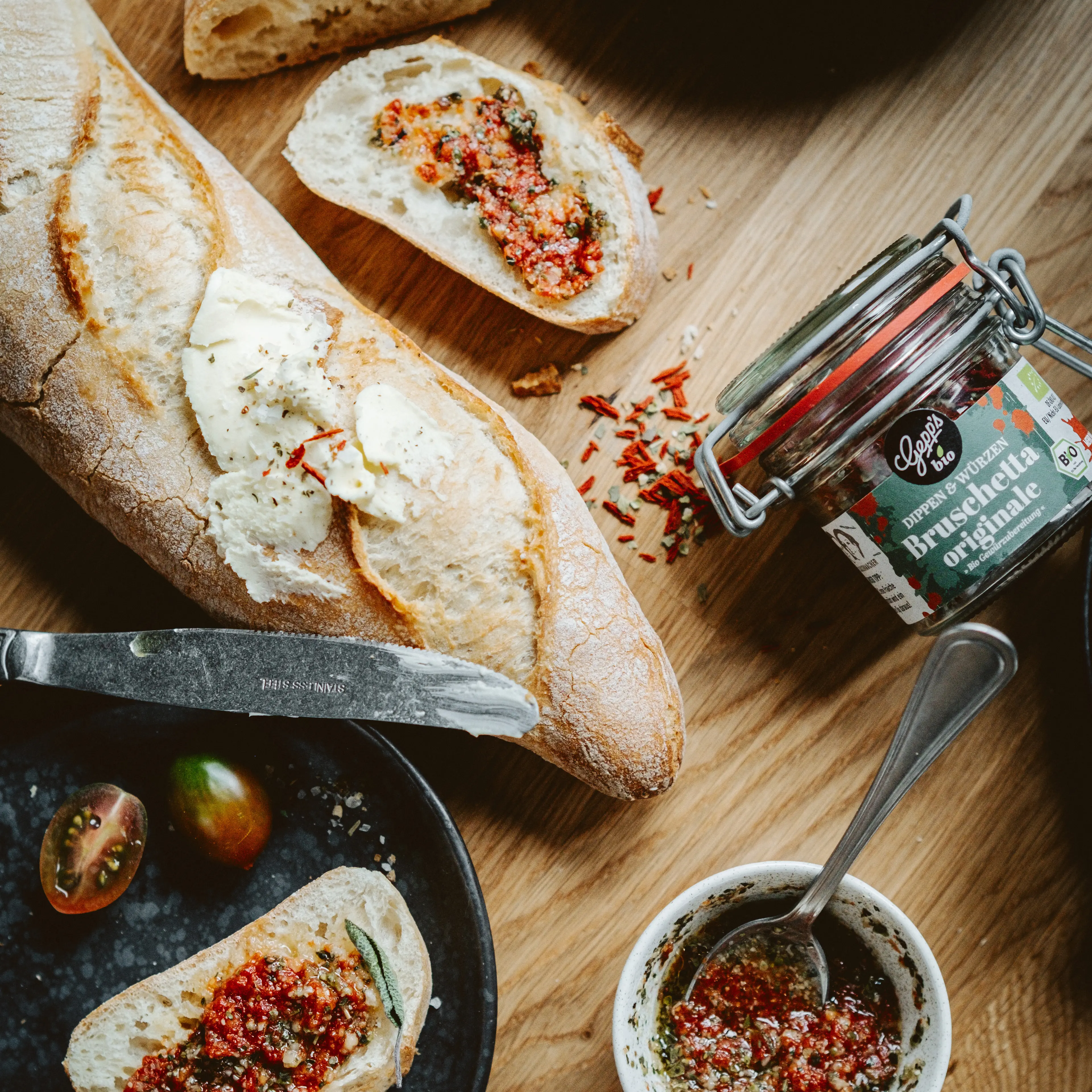 Wuerziger Bruschetta Aufstrich mit frischem Baguette