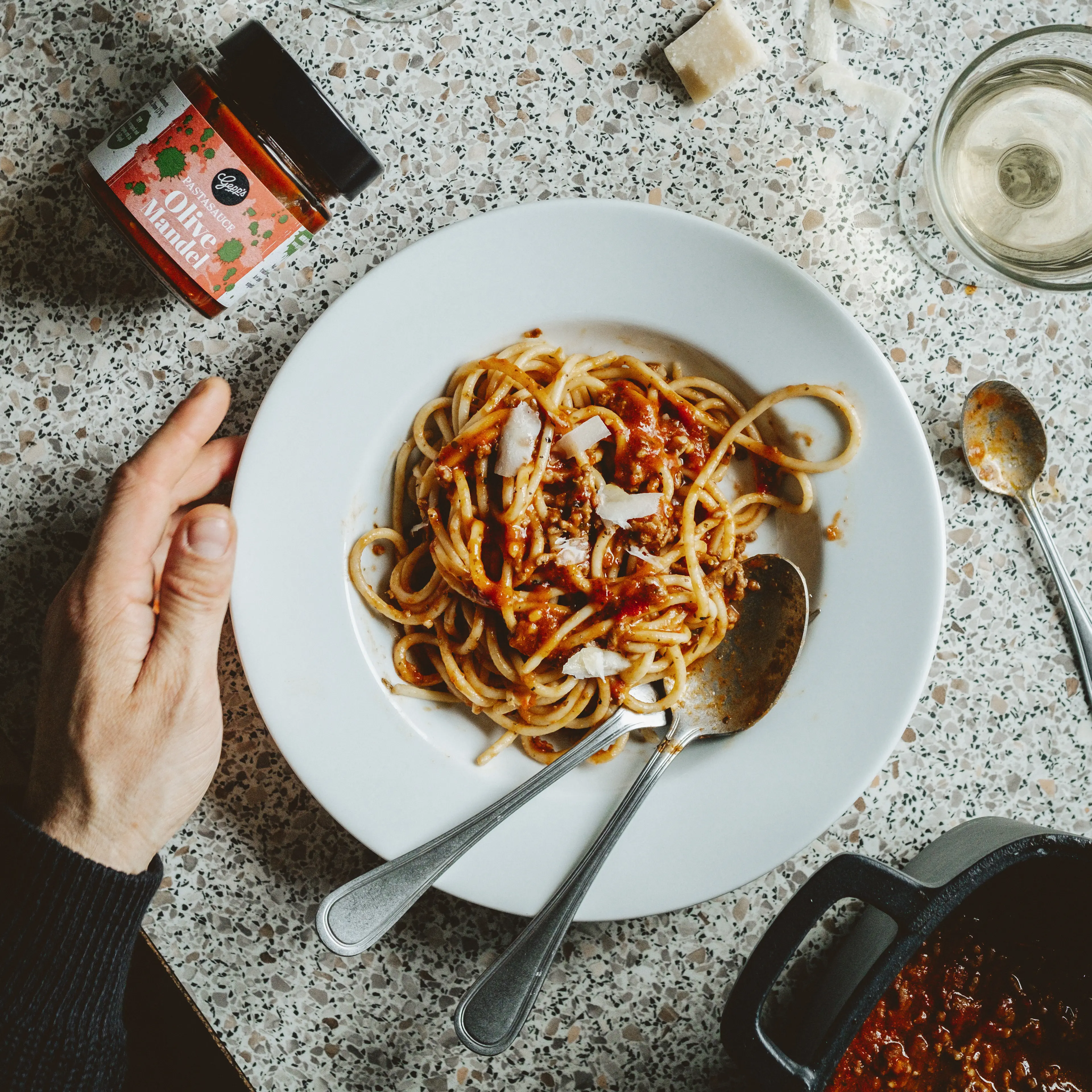 Spaghetti mit Tomatensauce Olive und Mandel