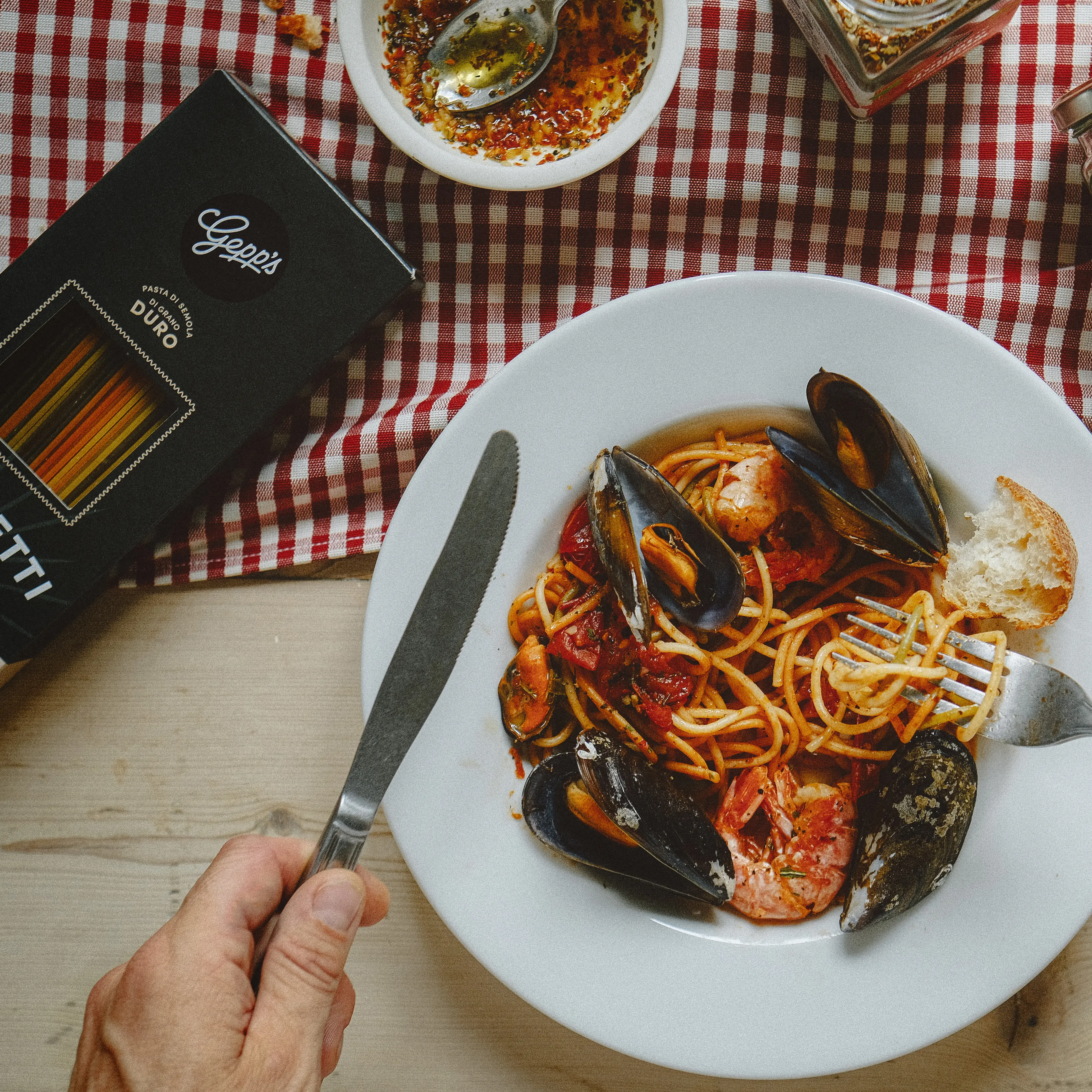 Spaghetti Tricolore mit Meeresfruechten in Tomatensauce