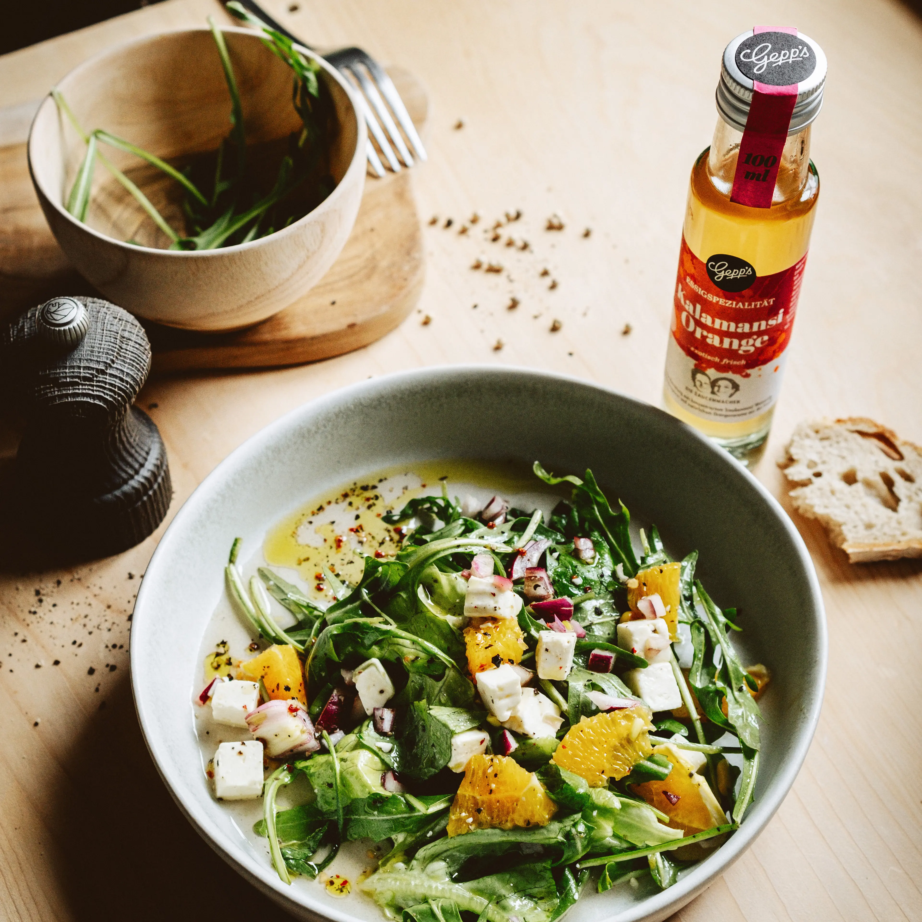 Gruener Salat mit Essigspezialitaet Kalamansi