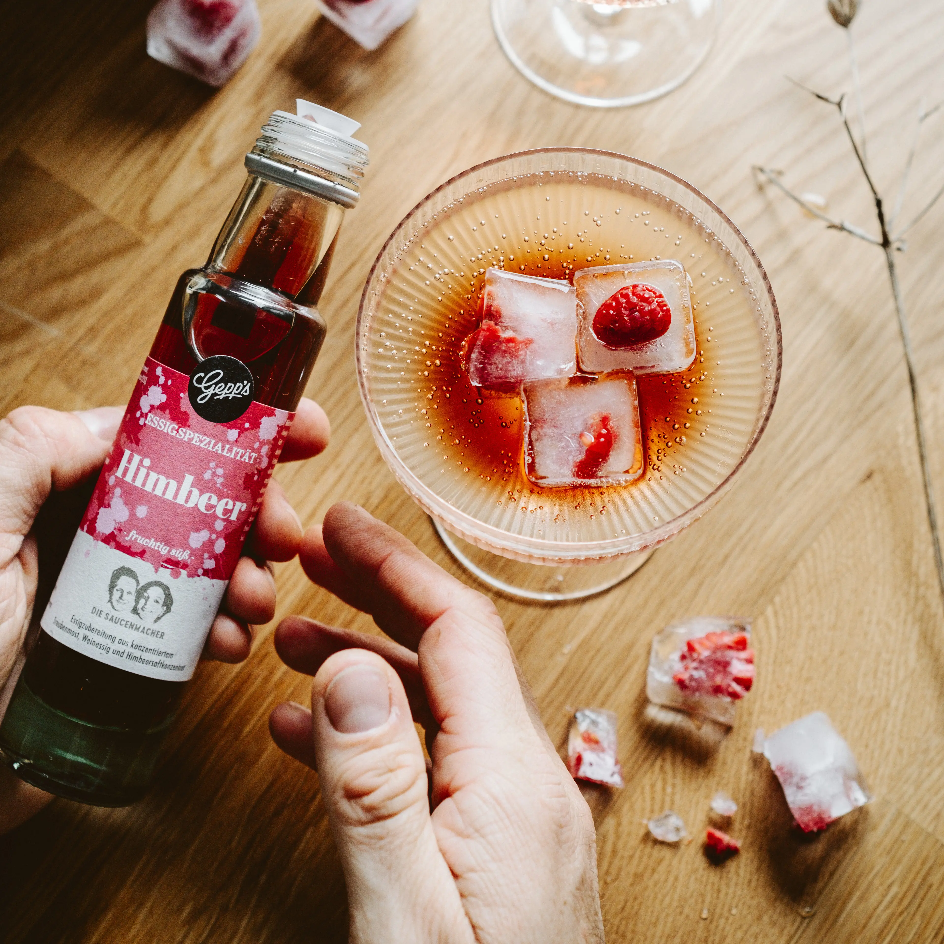 Erfrischende Essigzubereitung Himbeer als Aperitif