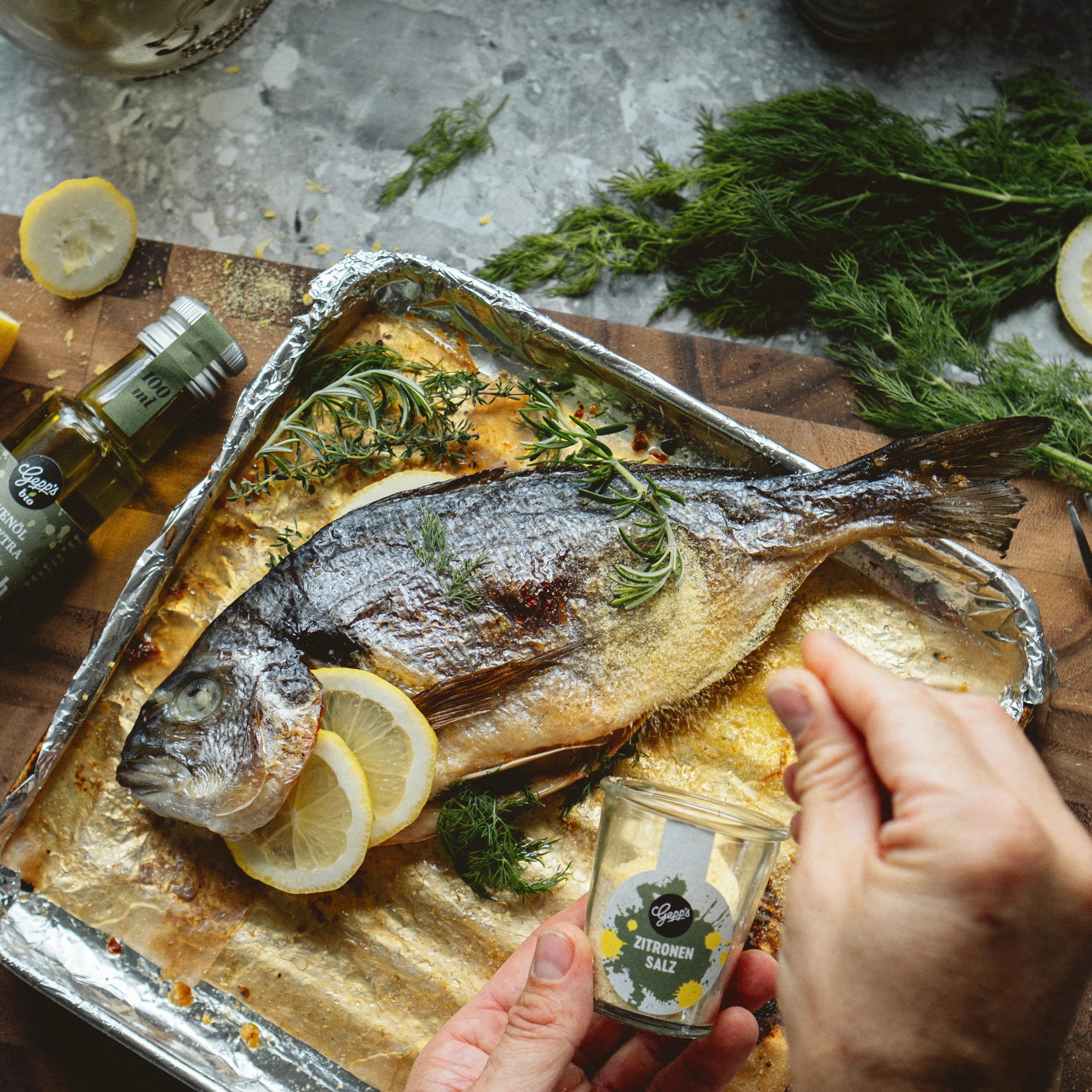 Gegrillter Fisch gewuerzt mit fruchtigem Zitronensalz