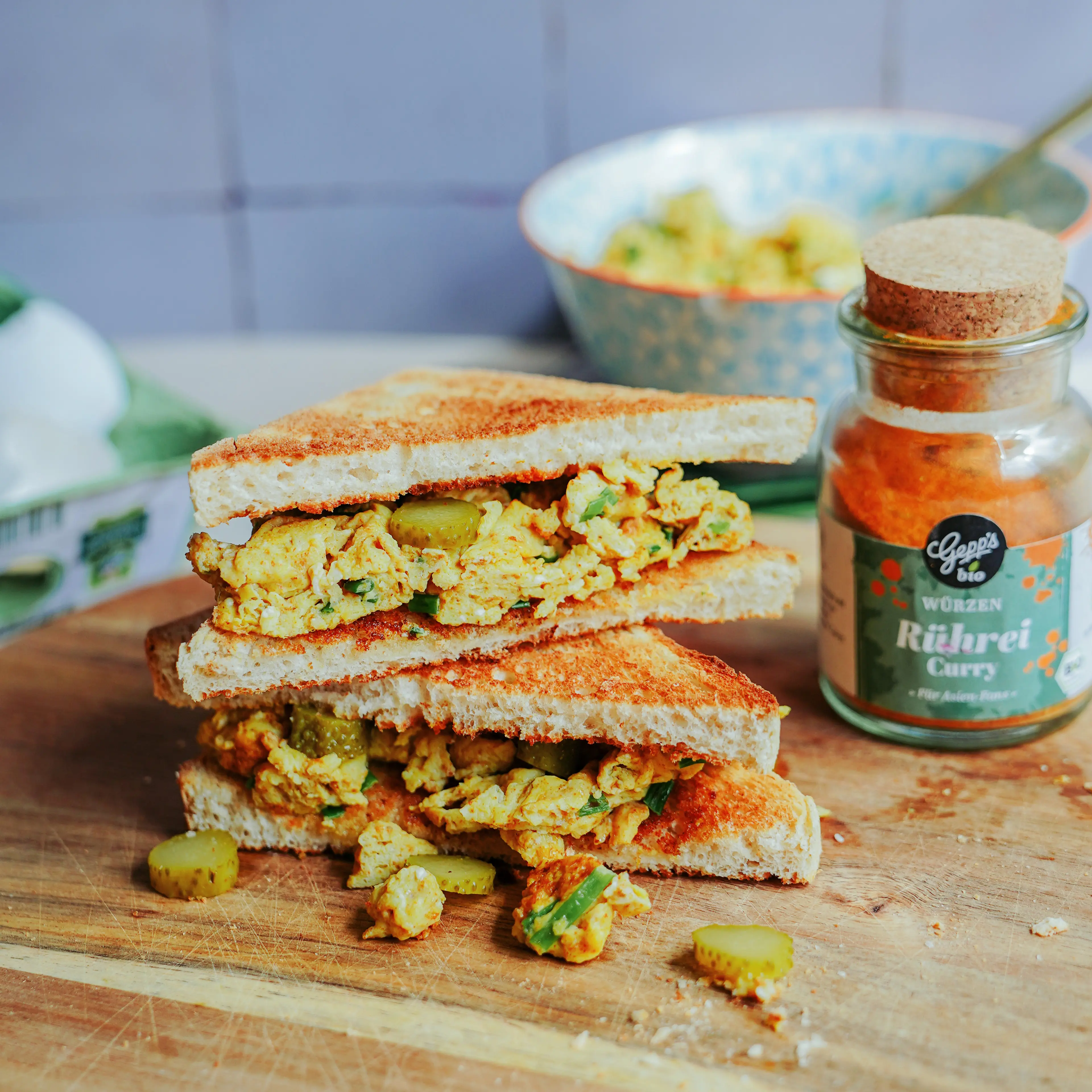 Knuspriges Sandwich mit Ruehrei und Gewuerzguerkchen
