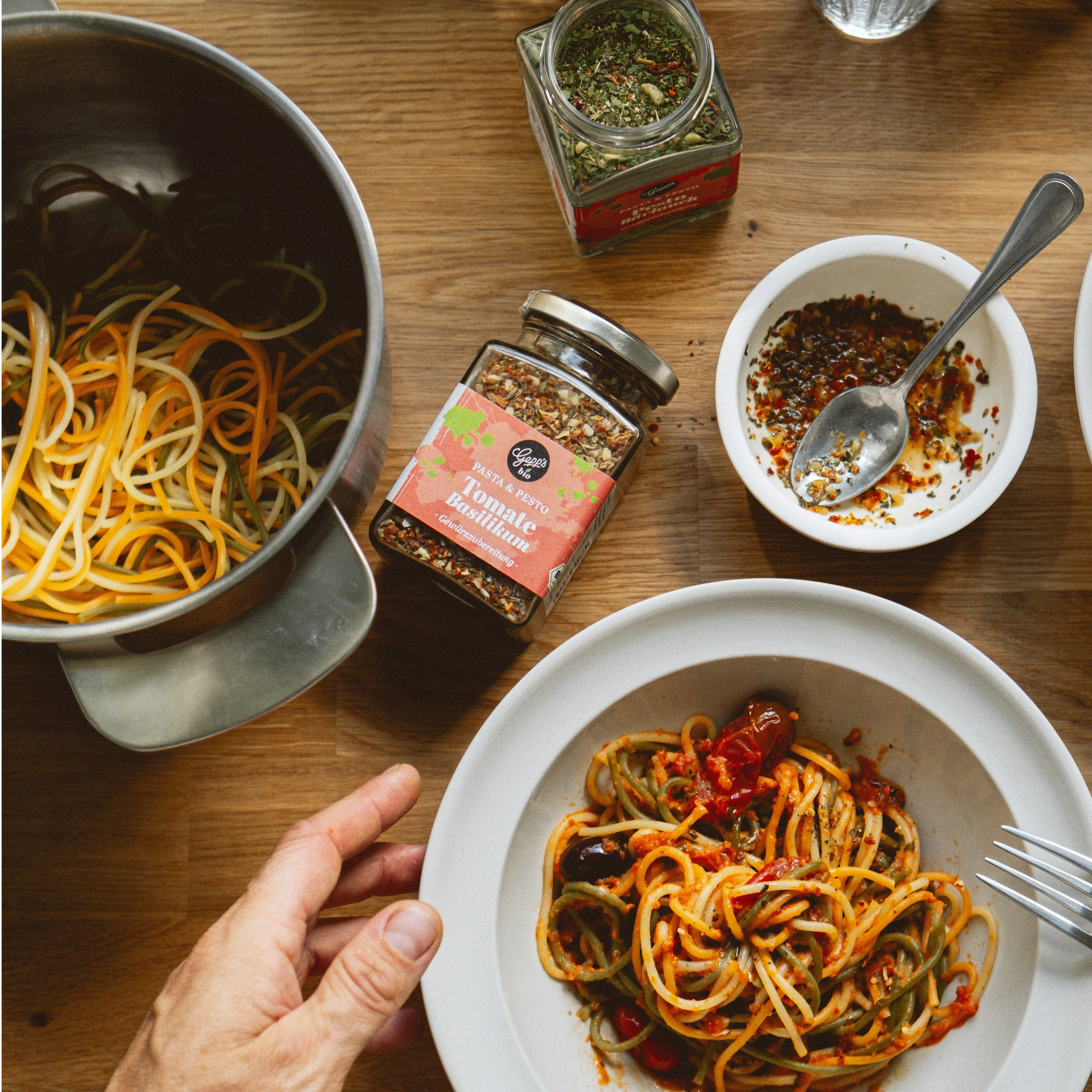 Wuerzige Spaghetti mit Gewuerzzubereitung Tomate und Basilikum