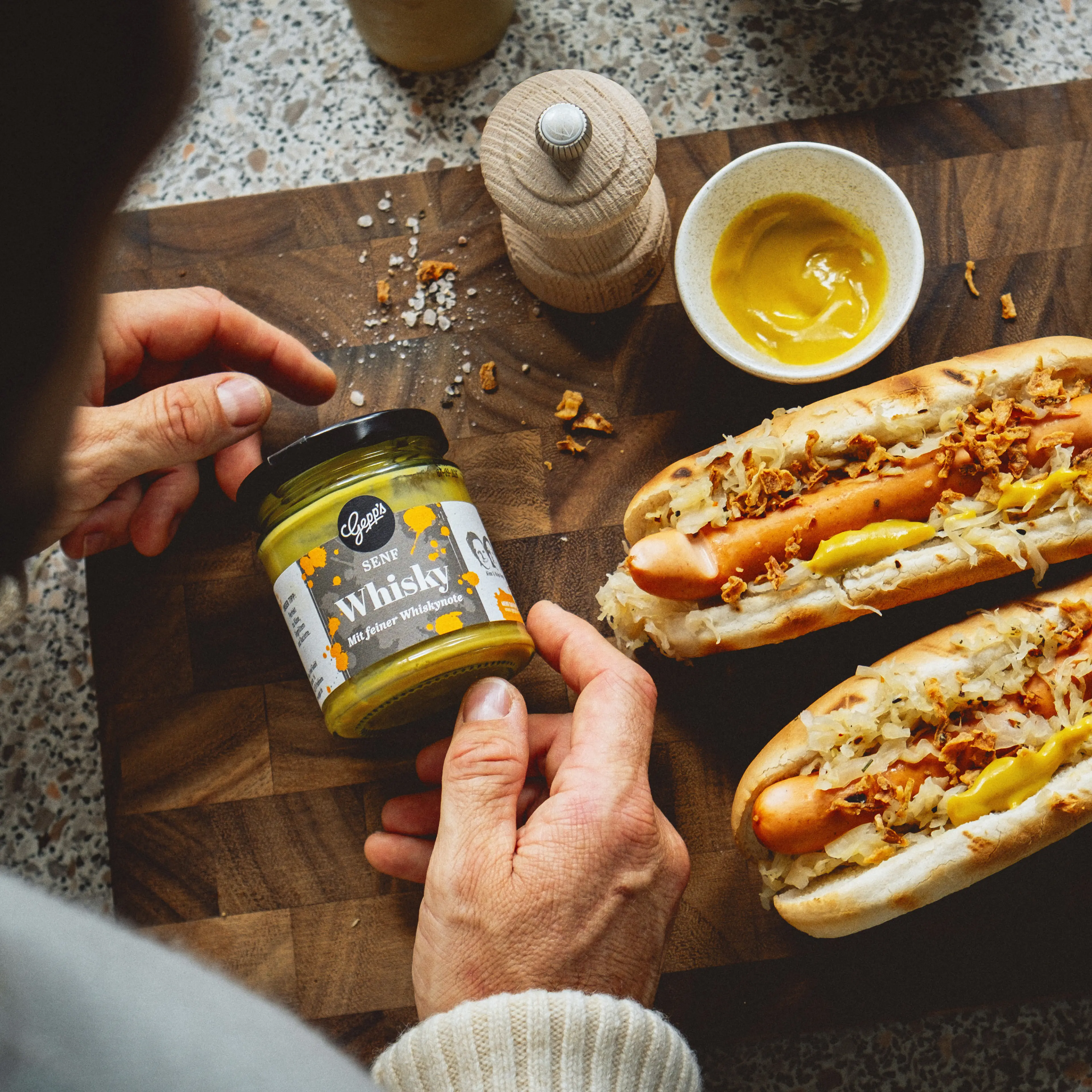 Wuerziger Whisky Senf zum Hot Dog