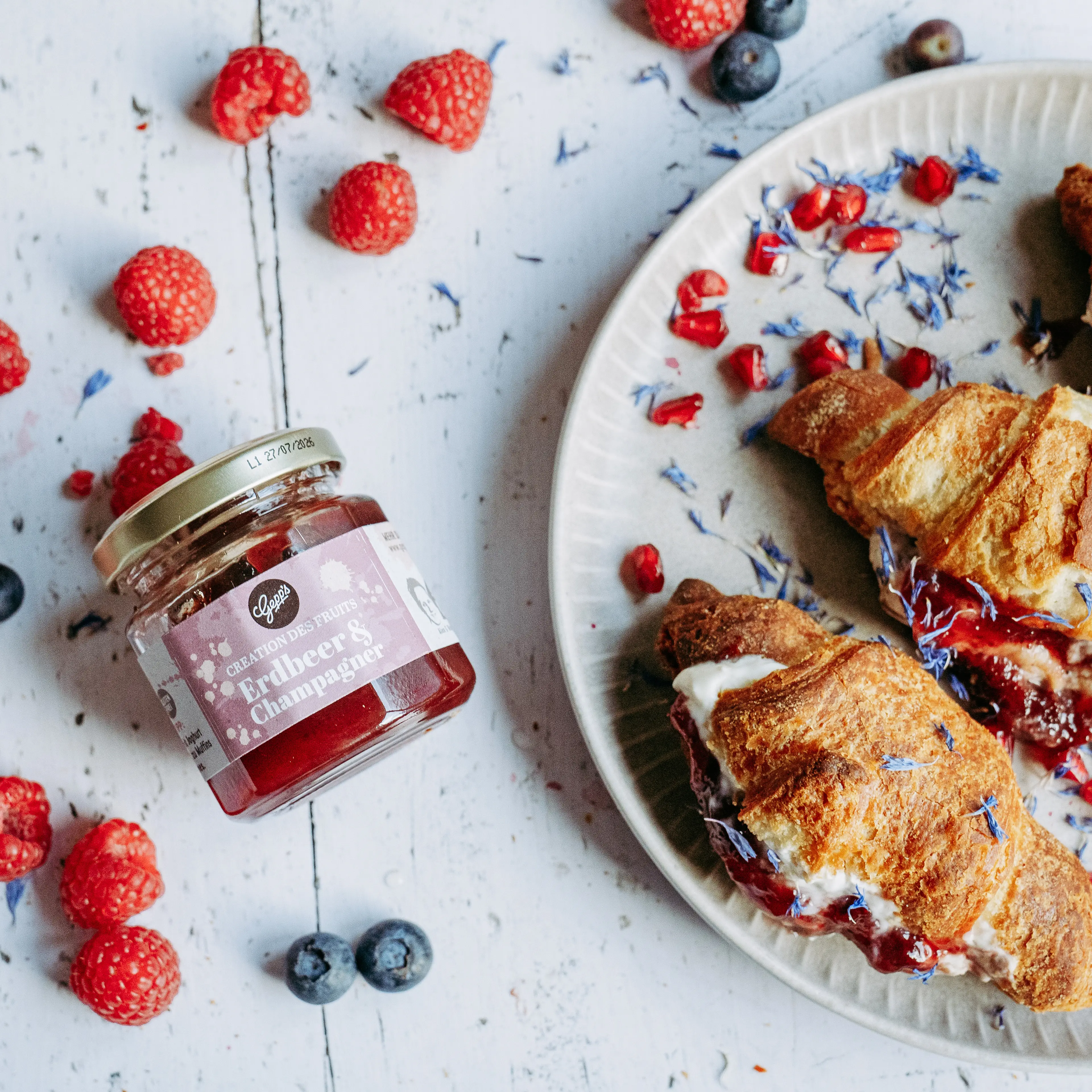 Frische Croissants mit Fruchtaufstrich Erdbeer und Champagner