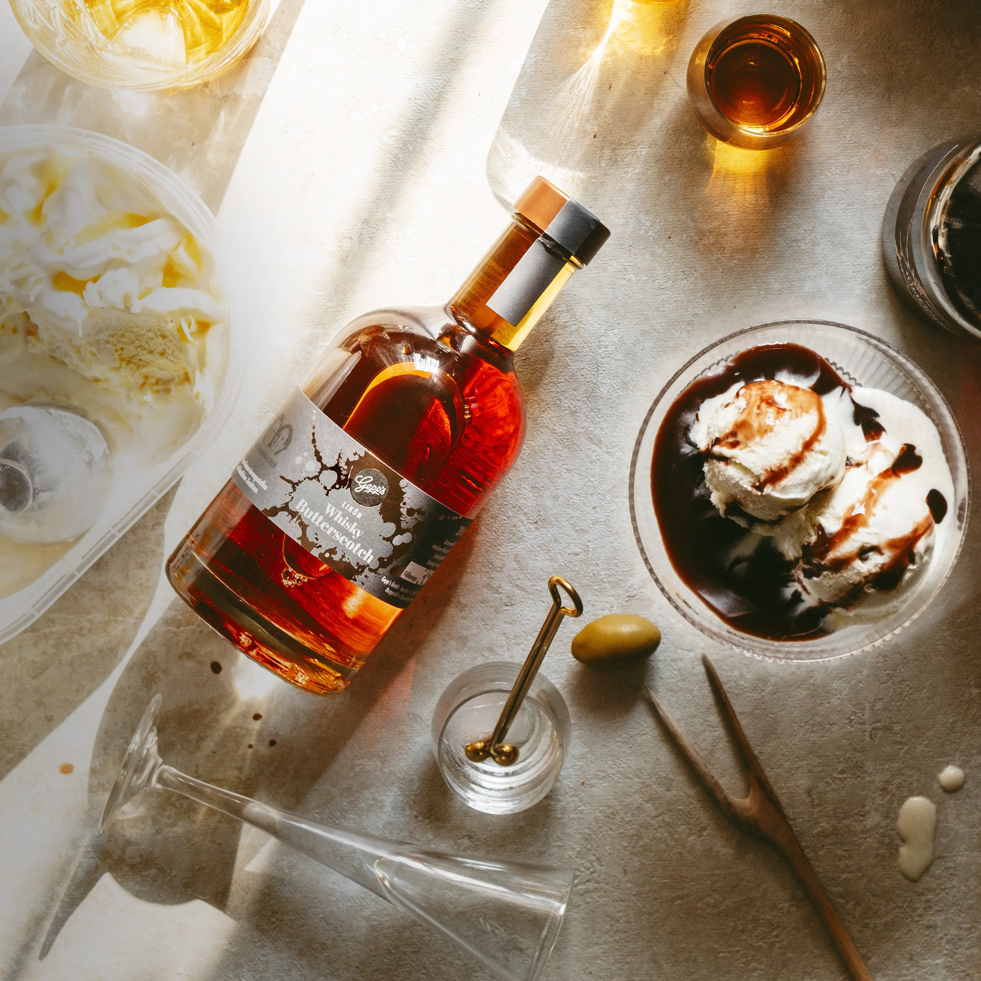 Feiner Butterscotch Likoer koestlich pur oder auf Eiscreme