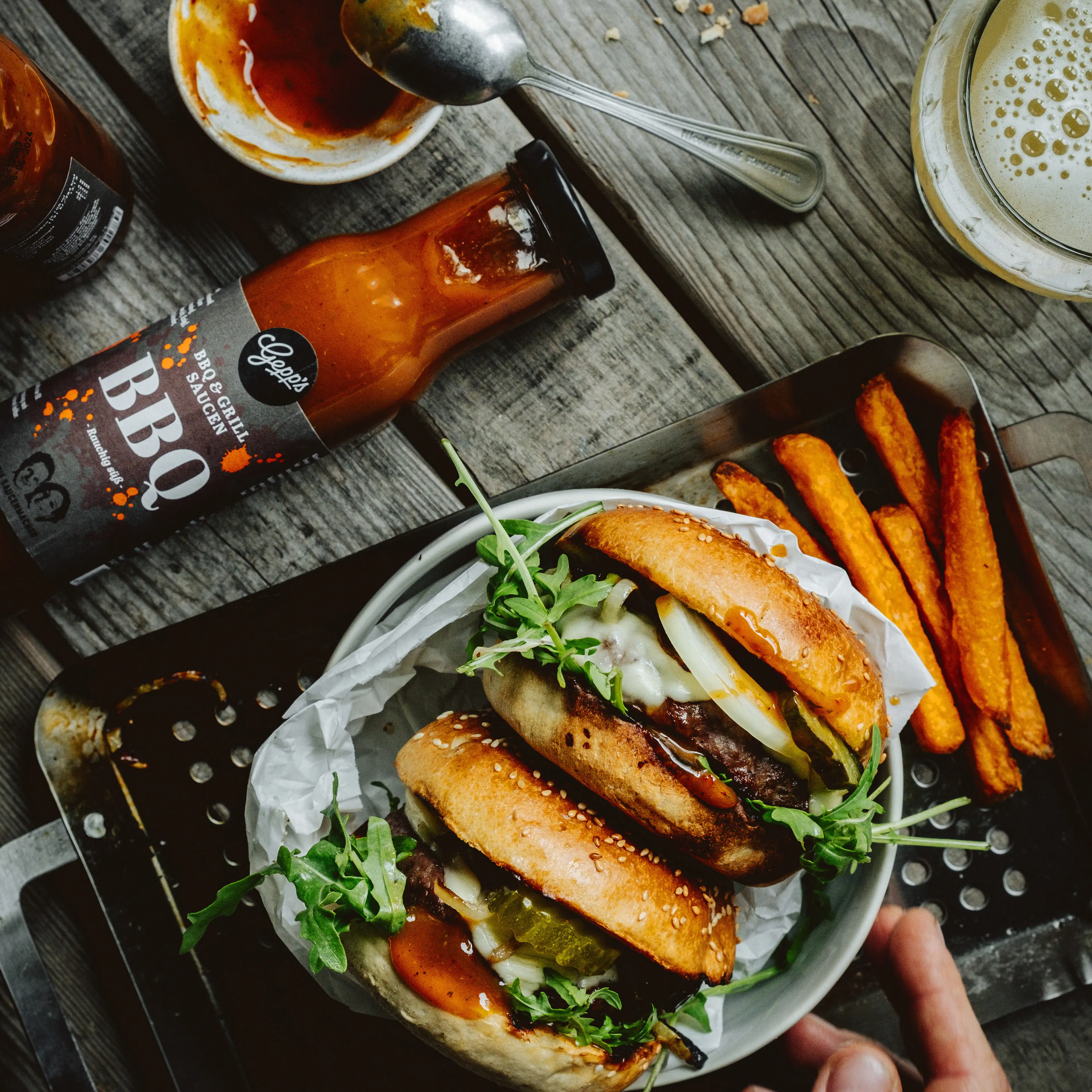 Frischer Burger mit herzhafter BBQ Sauce