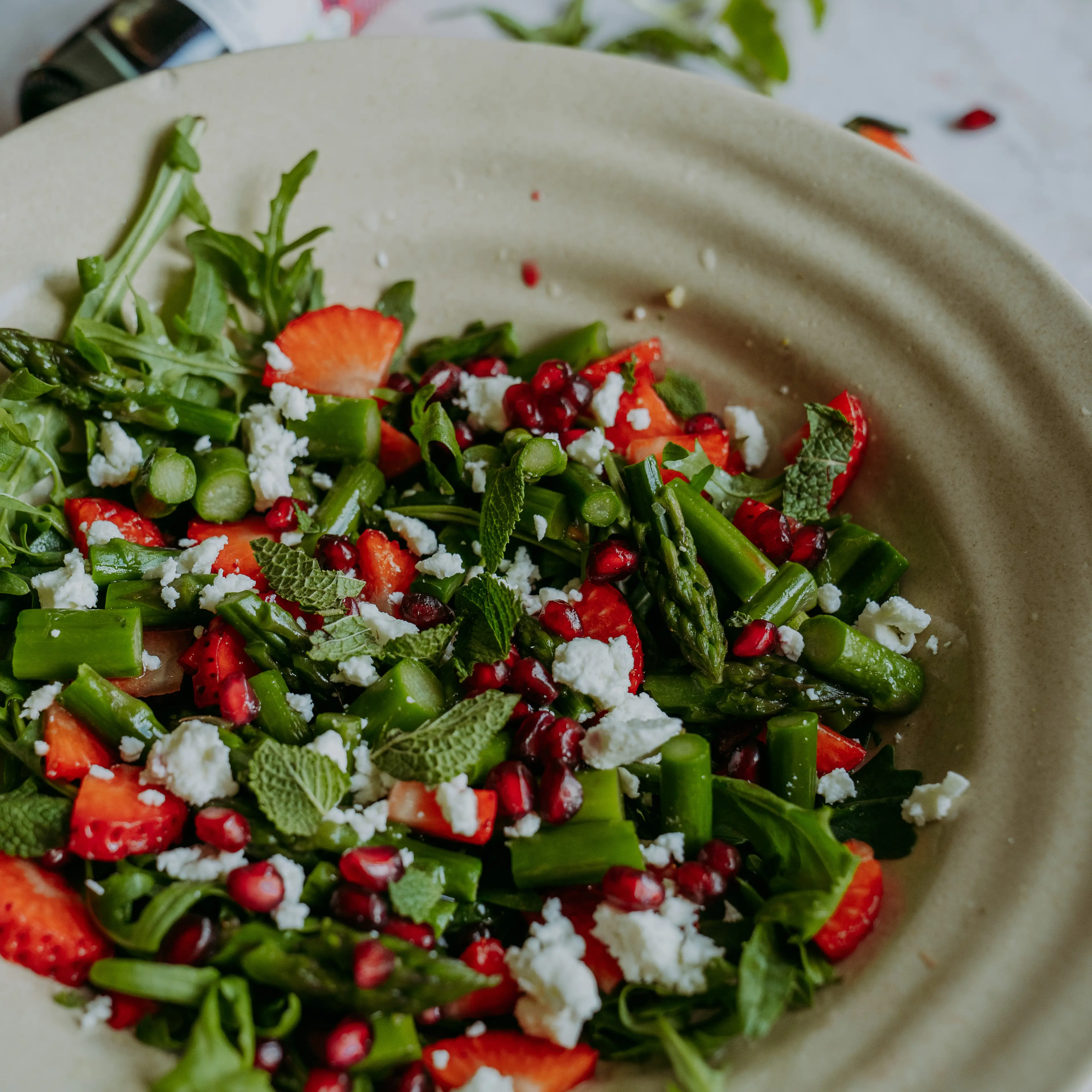 Spargelsalat mit Minze und Essigspezialitaet Erdbeer