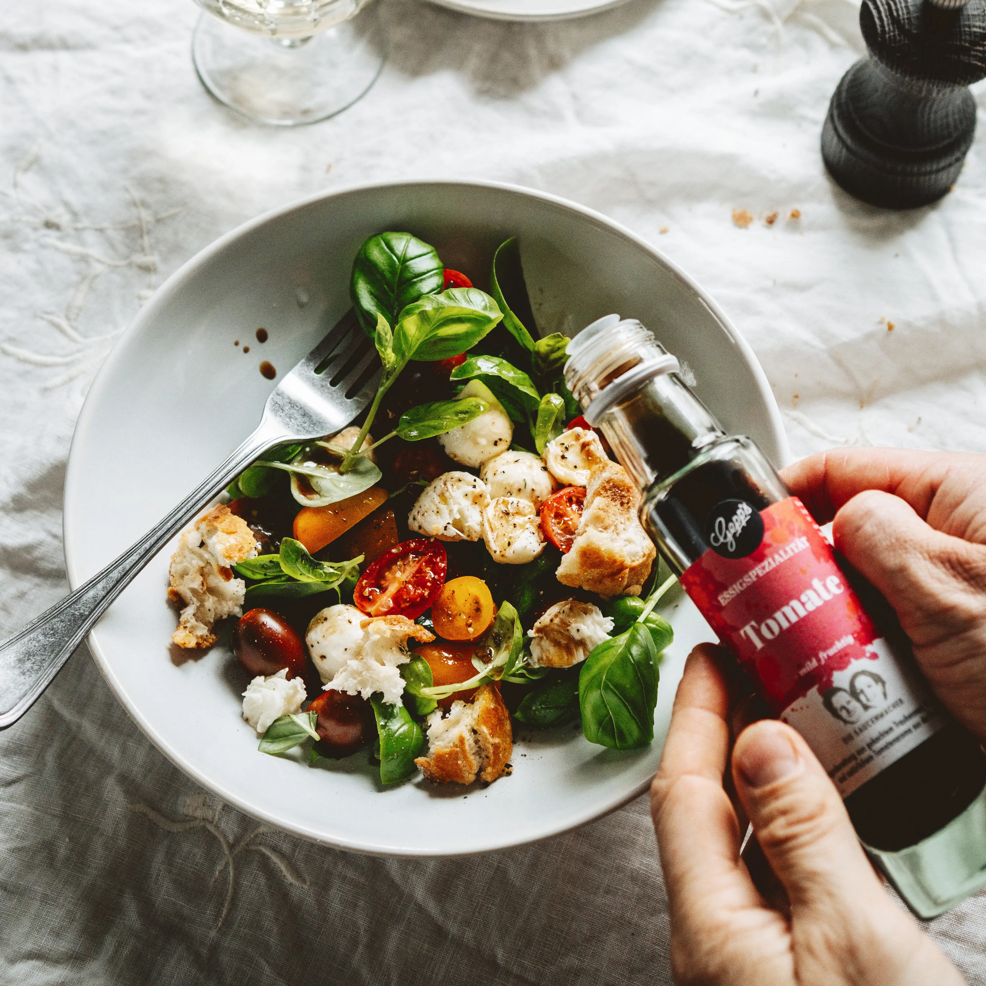 Gemischter Salat mit Mozzarella und Essigspezialitaet Tomate