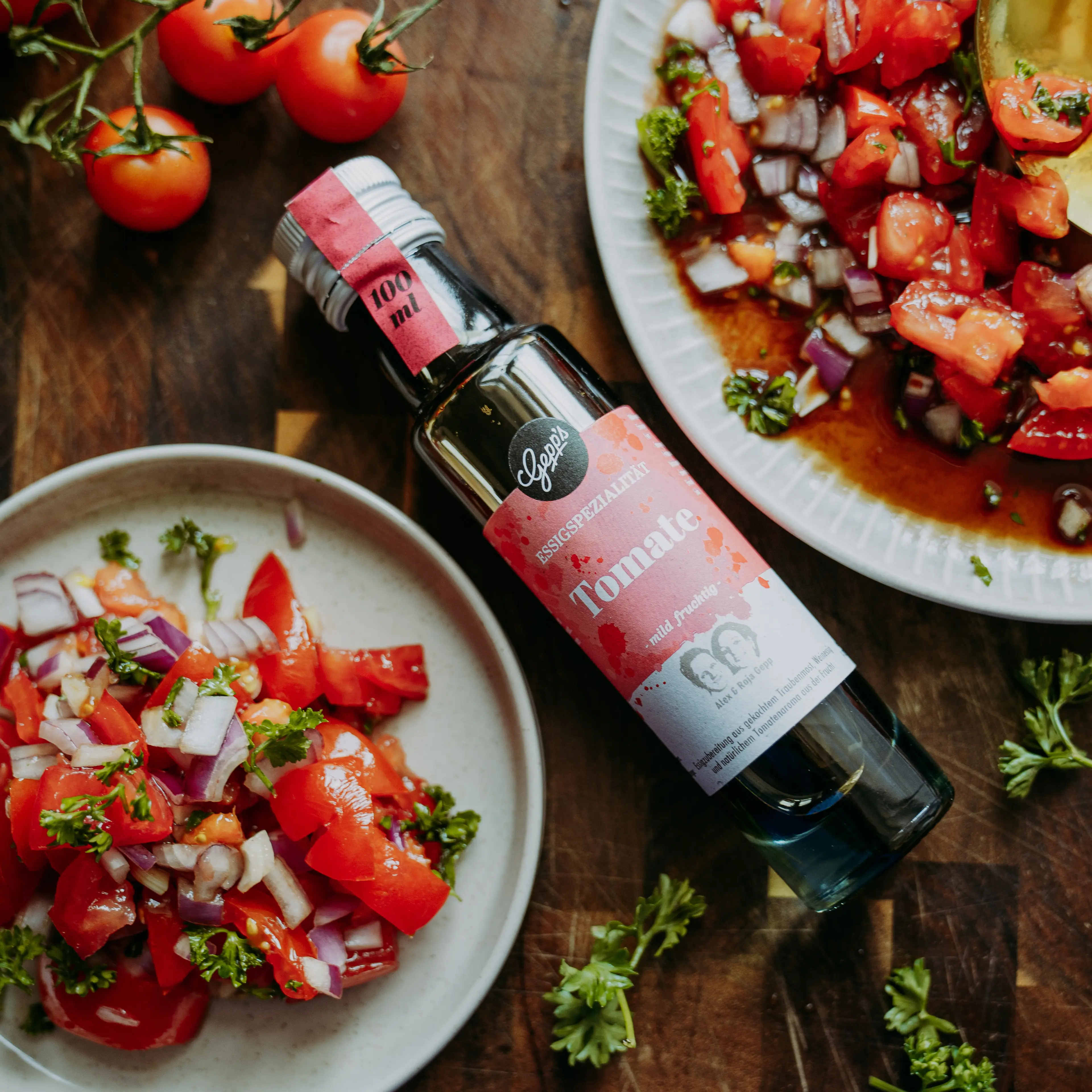 Tomatensalat mit roten Zwiebeln und Essigspezialitaet Tomate