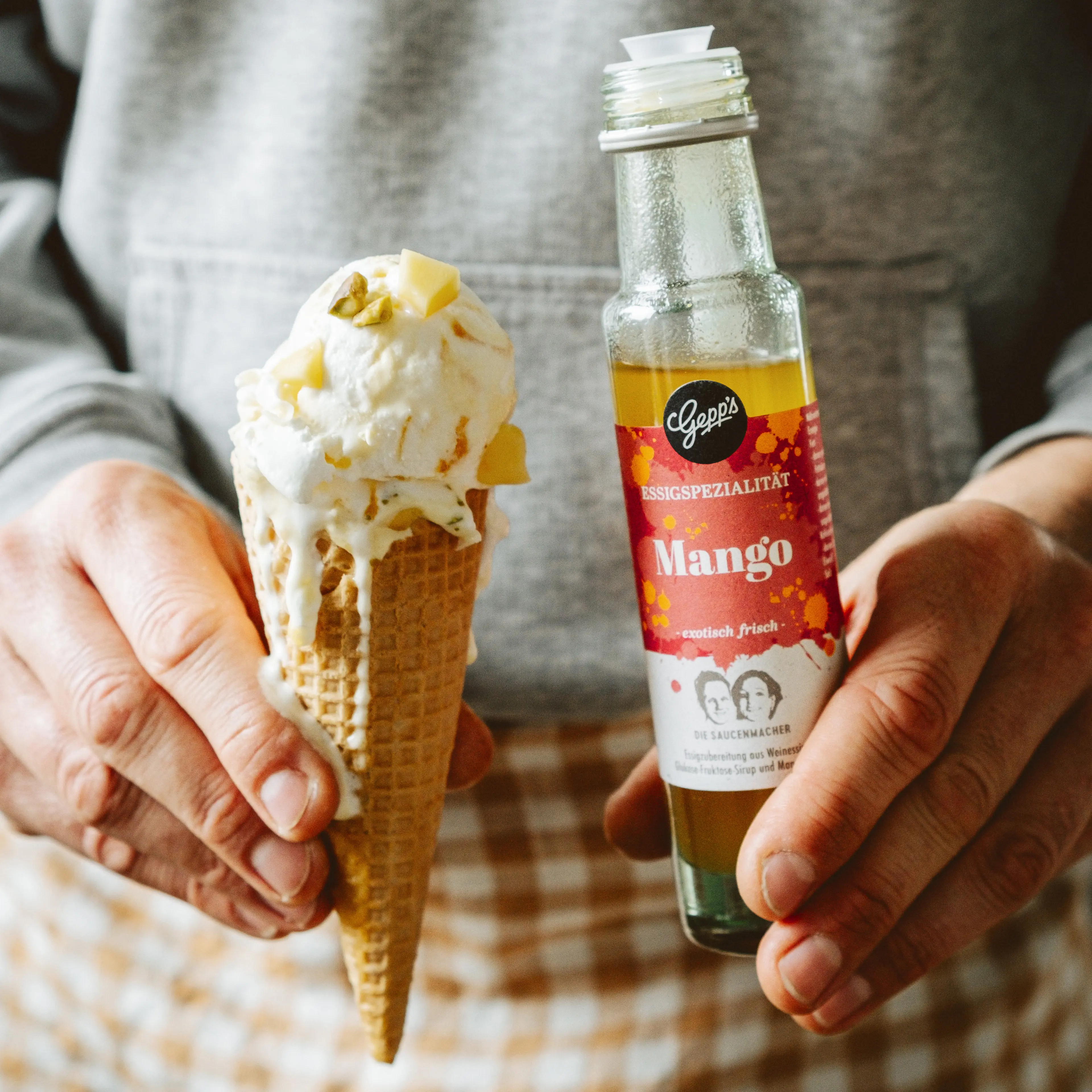 Eiscreme mit Essigspezialitaet Mango