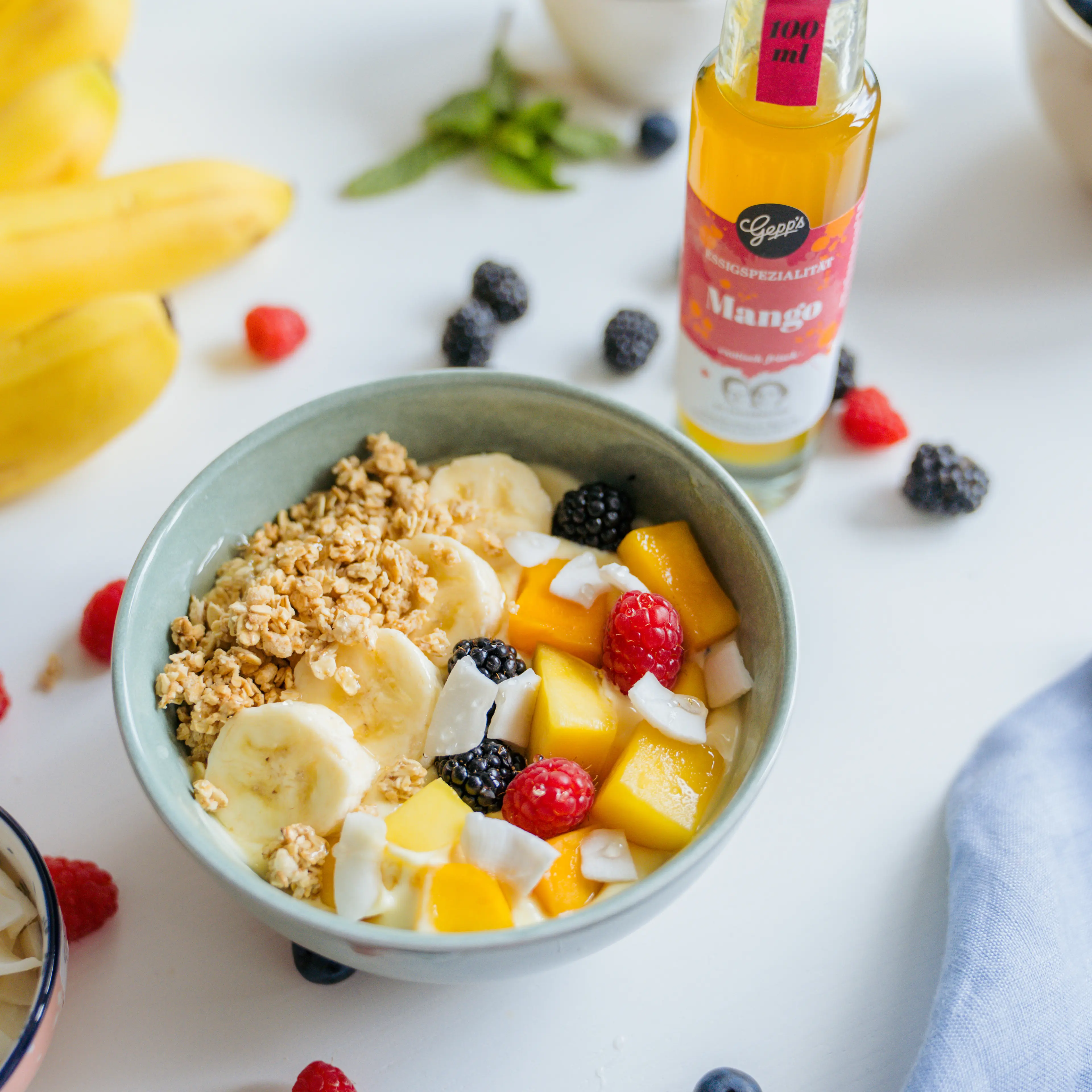 Joghurt mit Früchten und Essigspezialitaet Mango