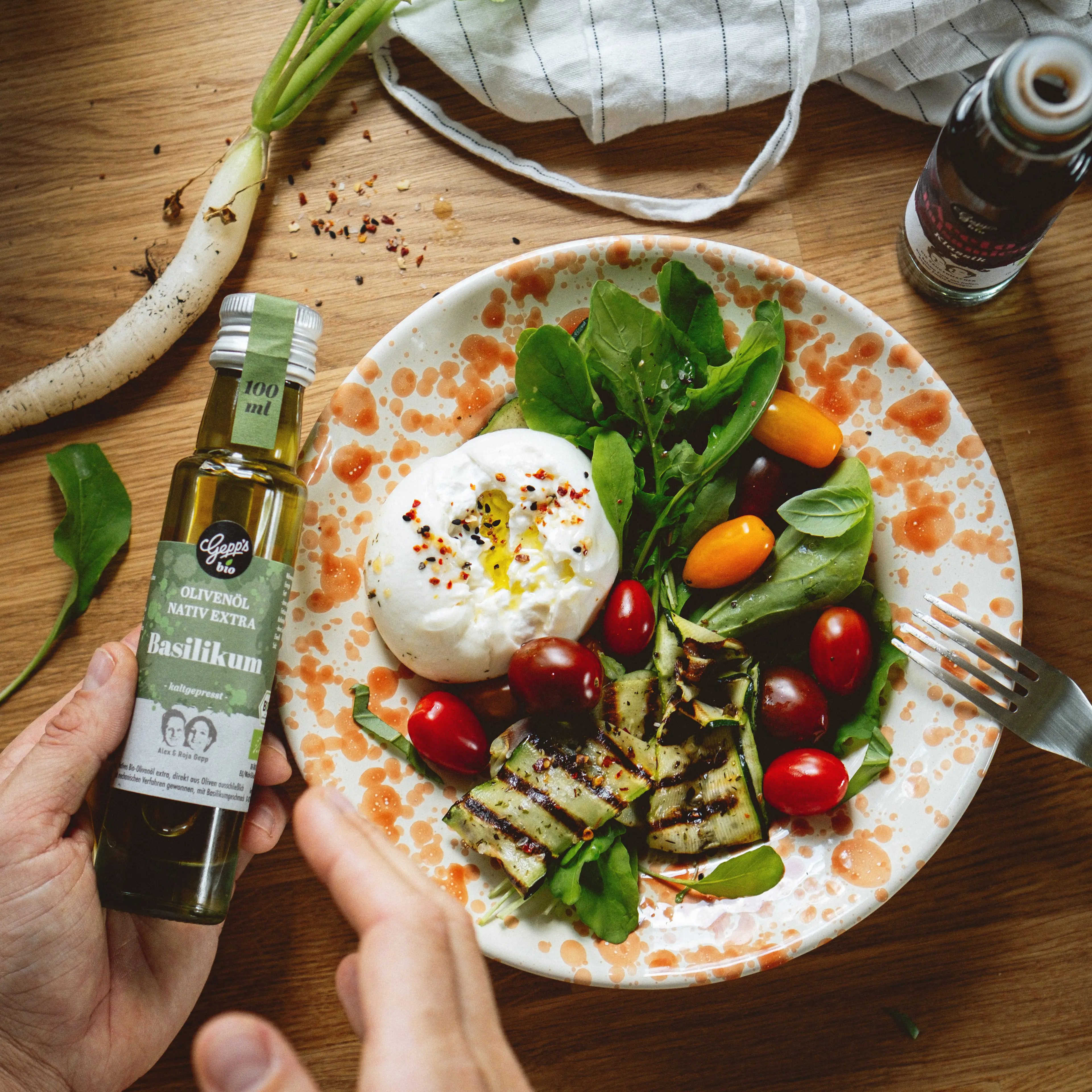 Gemischter Salat mit Burrata und Bio Olivenoel Basilikum