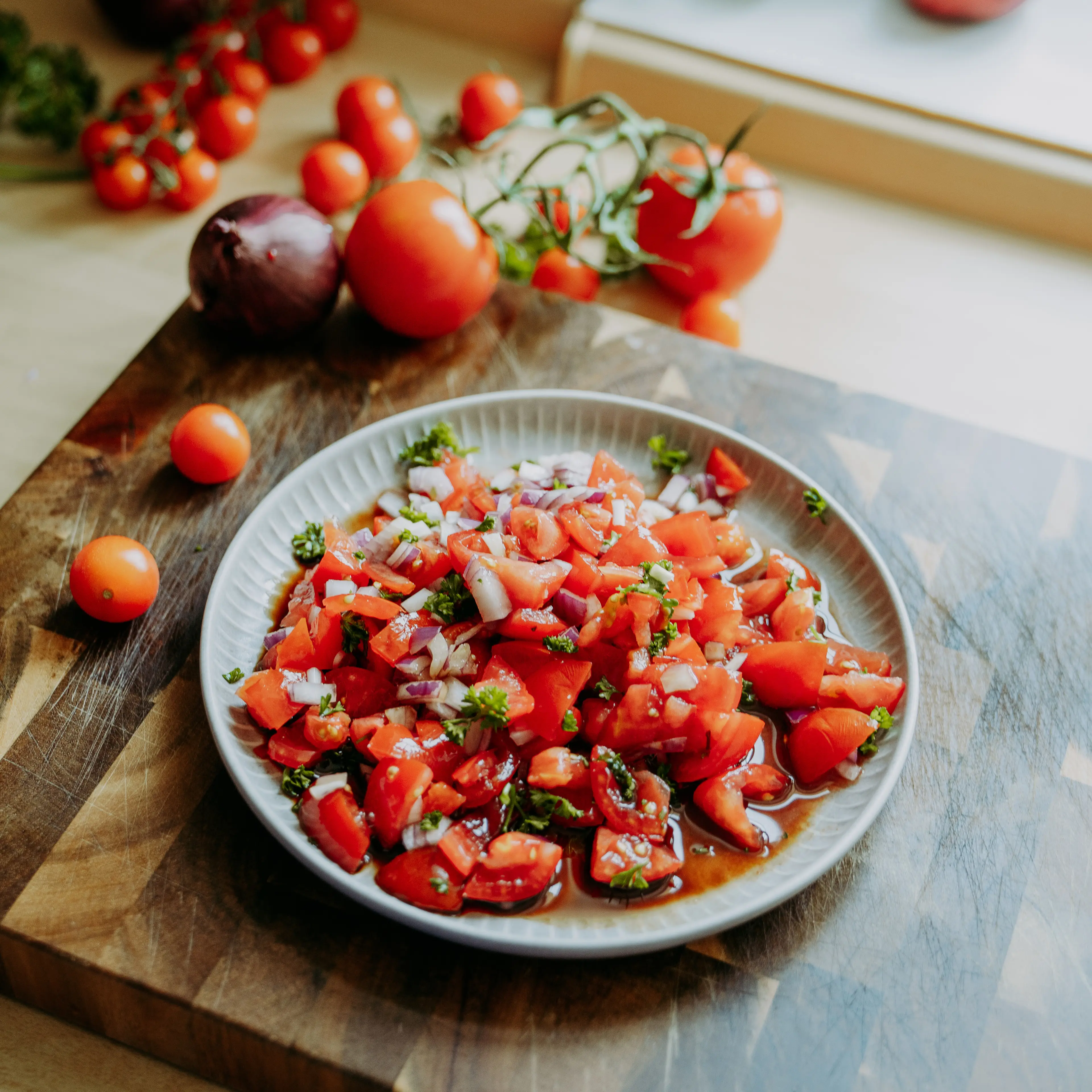Tomatensalat mit Bio Olivenoel Basilikum
