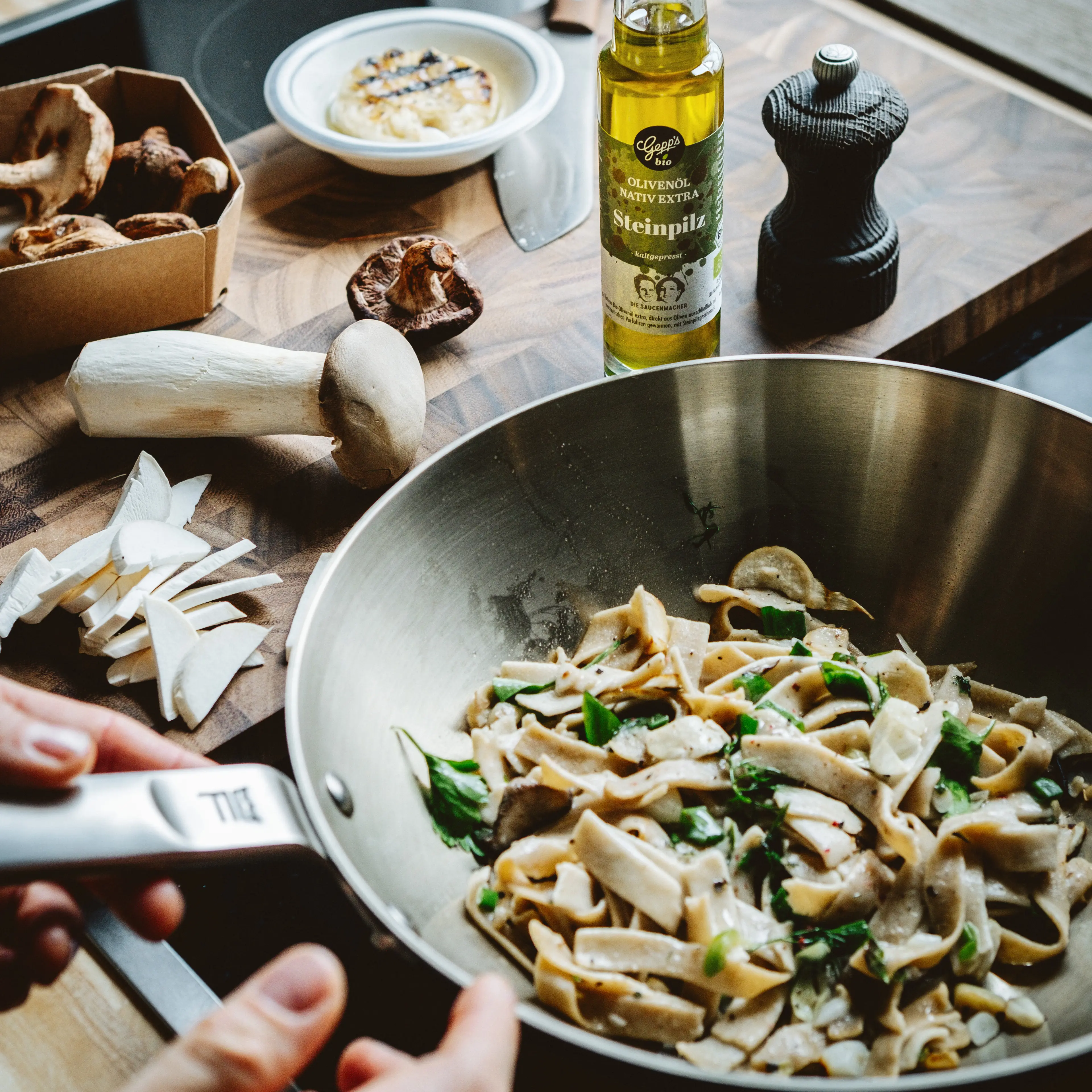 Pasta mit gemischten Pilzen und Bio Olivenoel Steinpilz