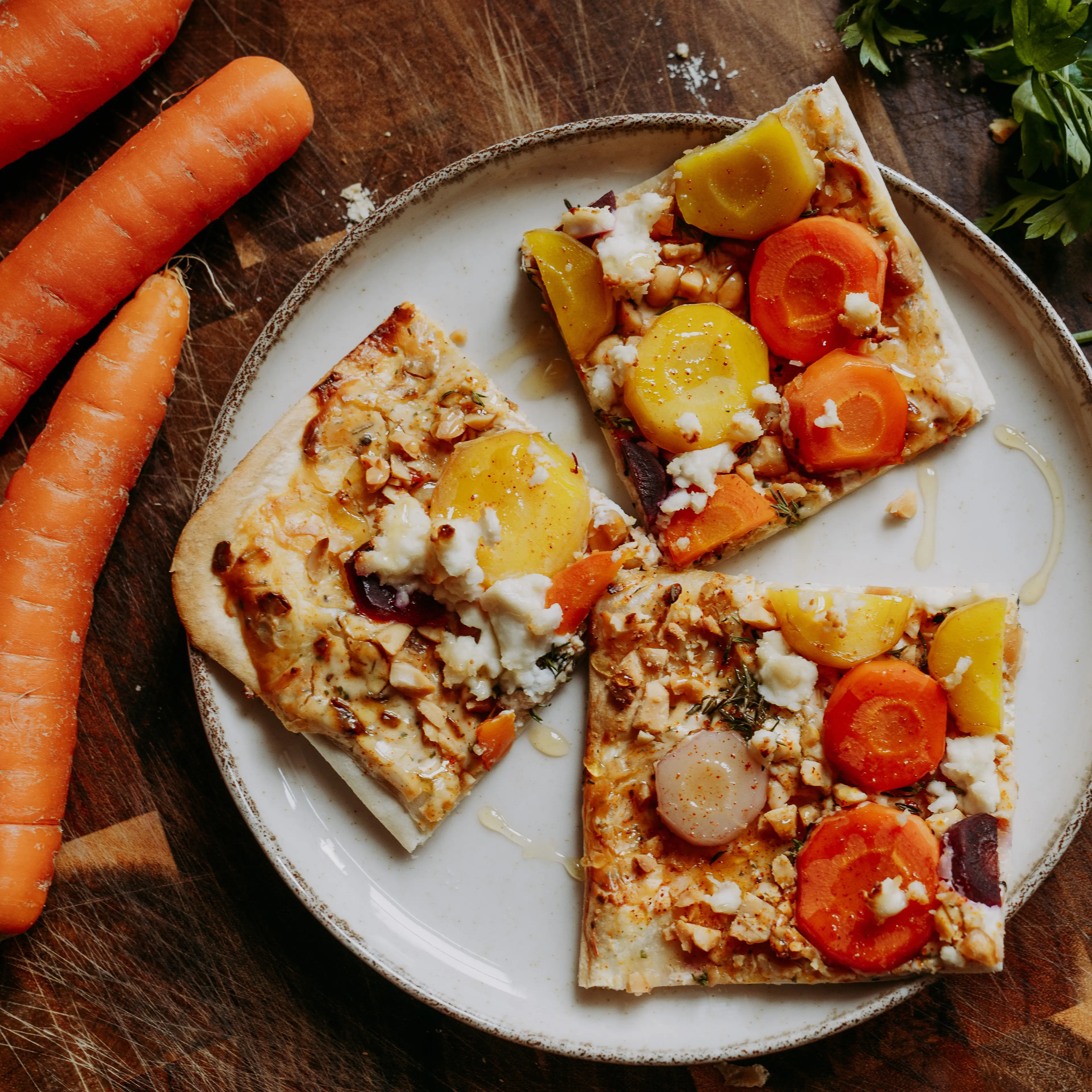 Flammkuchen mit bunten Karotten und Bio Olivenoel Zimt