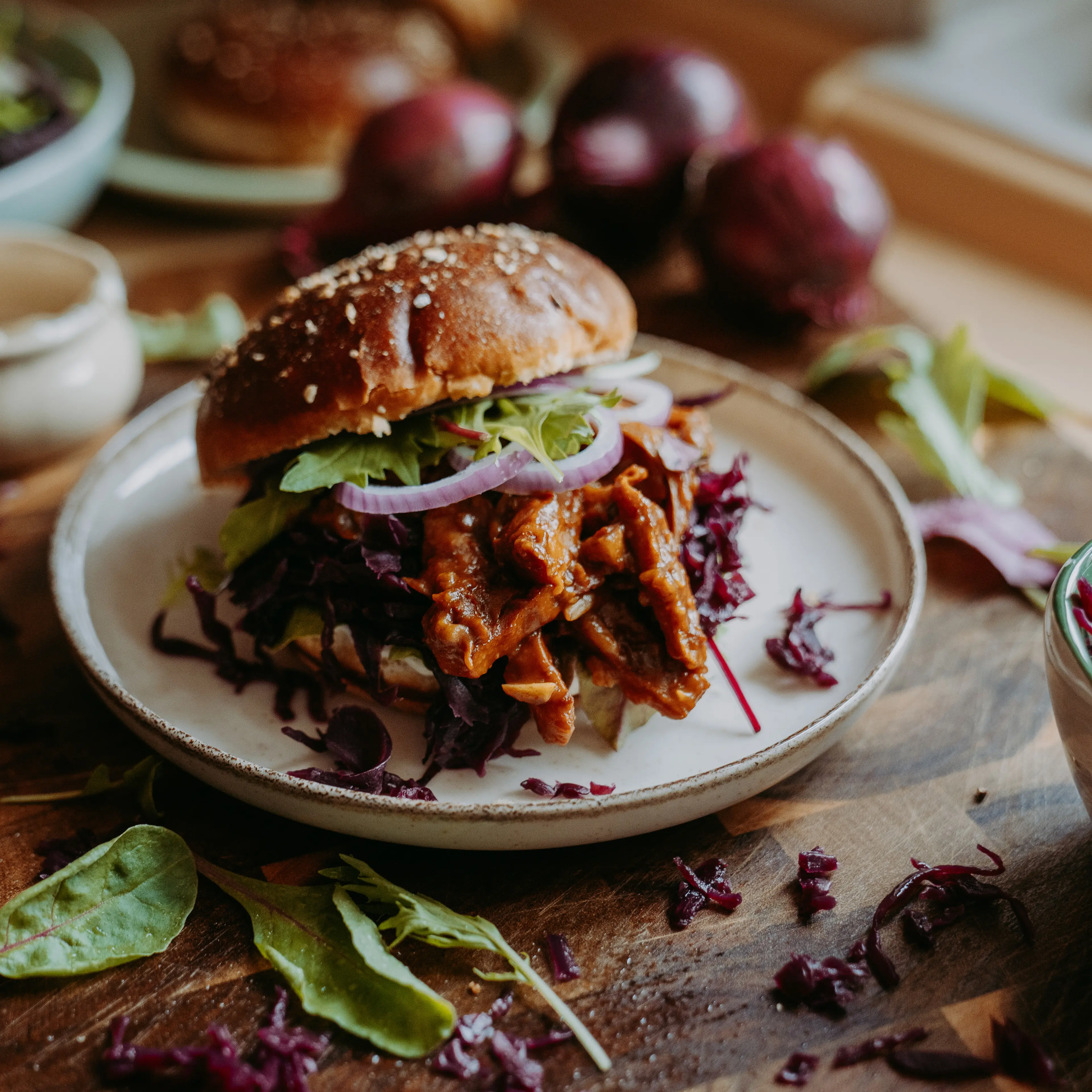 Pulled Pork Burger mit Rotkohl und Bio Olivenoel Zimt