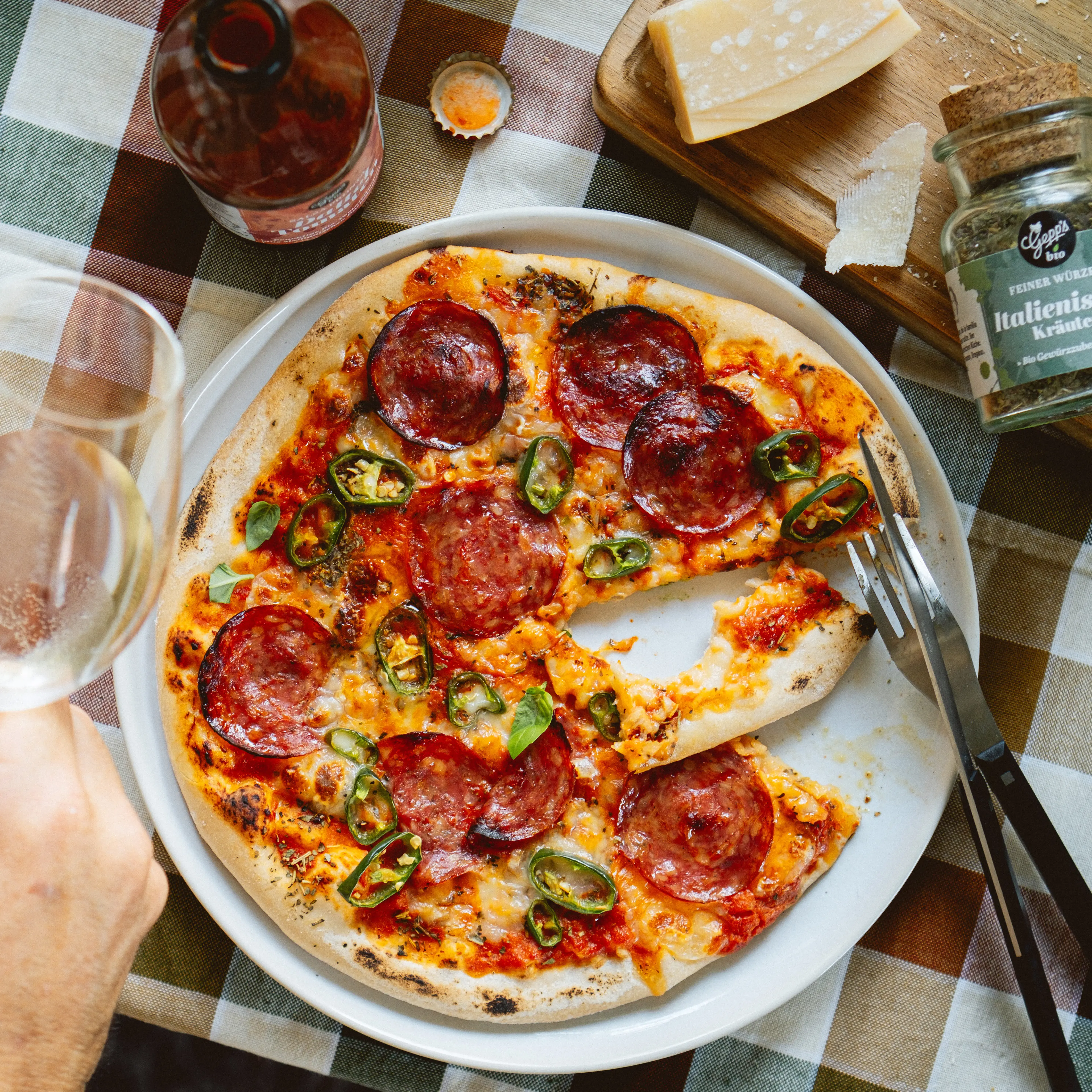 Knusprige Salamipizza mit Bio Pizzaoel