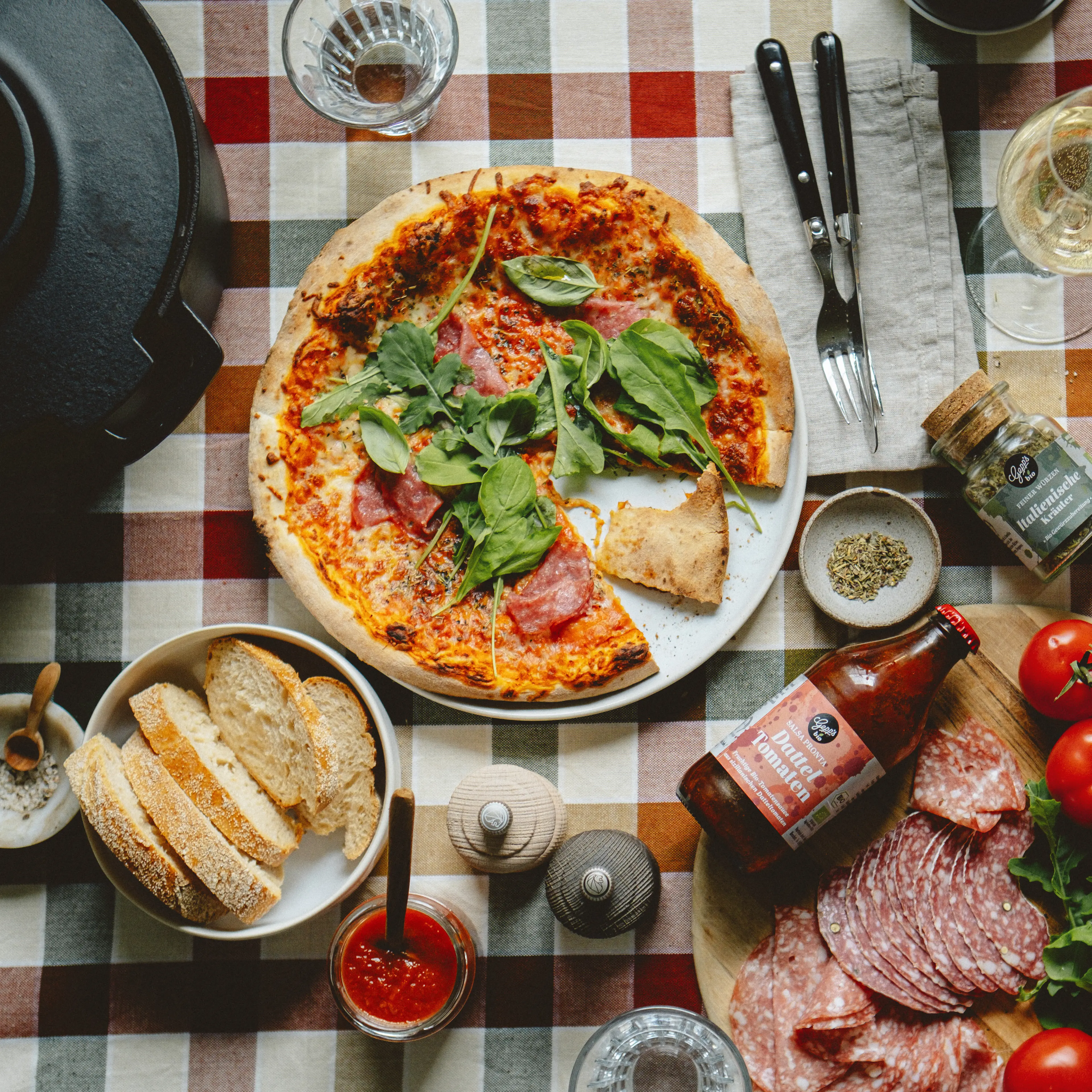 Knusprige Pizza mit frischem Rucola und Bio Pizzaoel