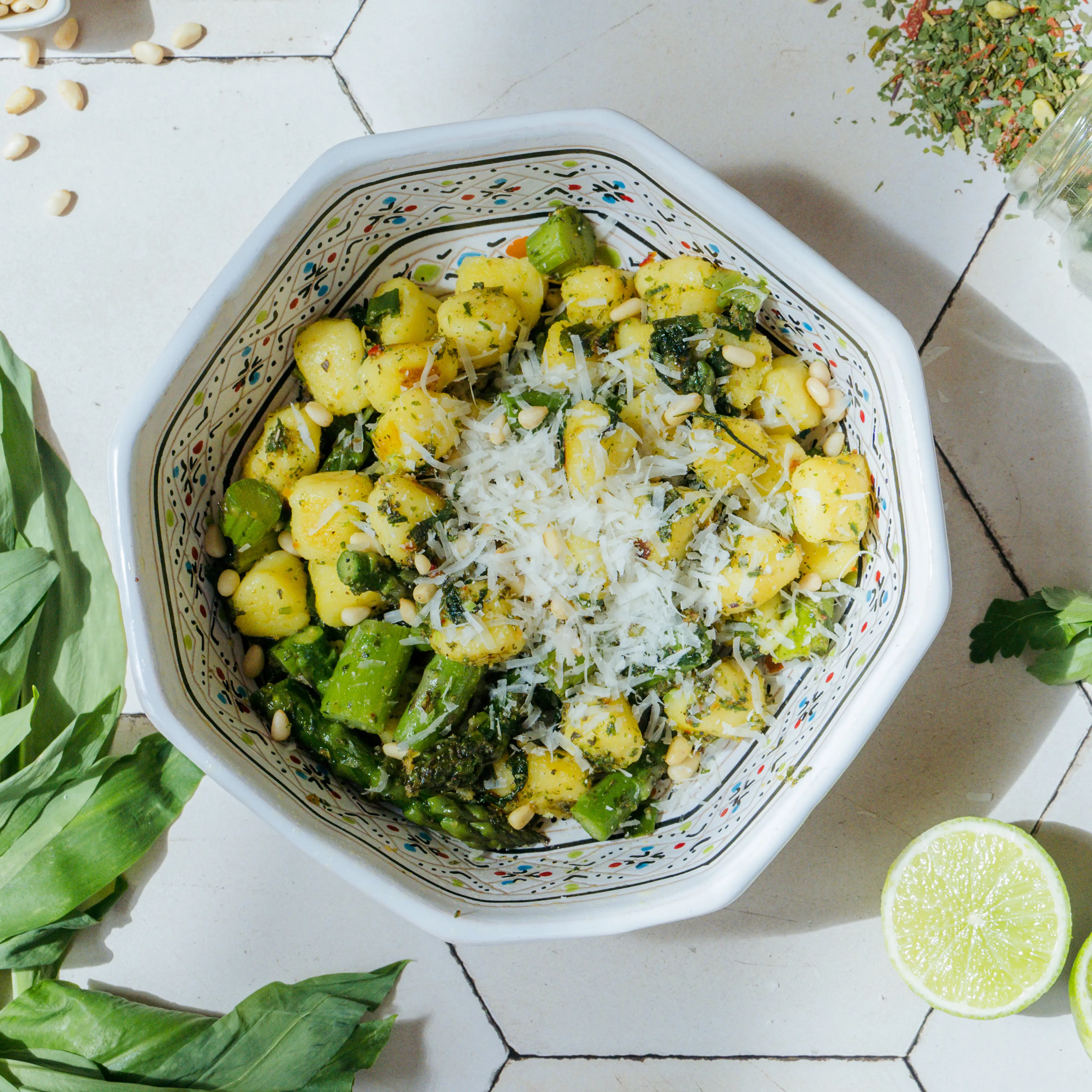 Frische Gnocchi mit Gemuese und Bruschetta Baerlauch Dip