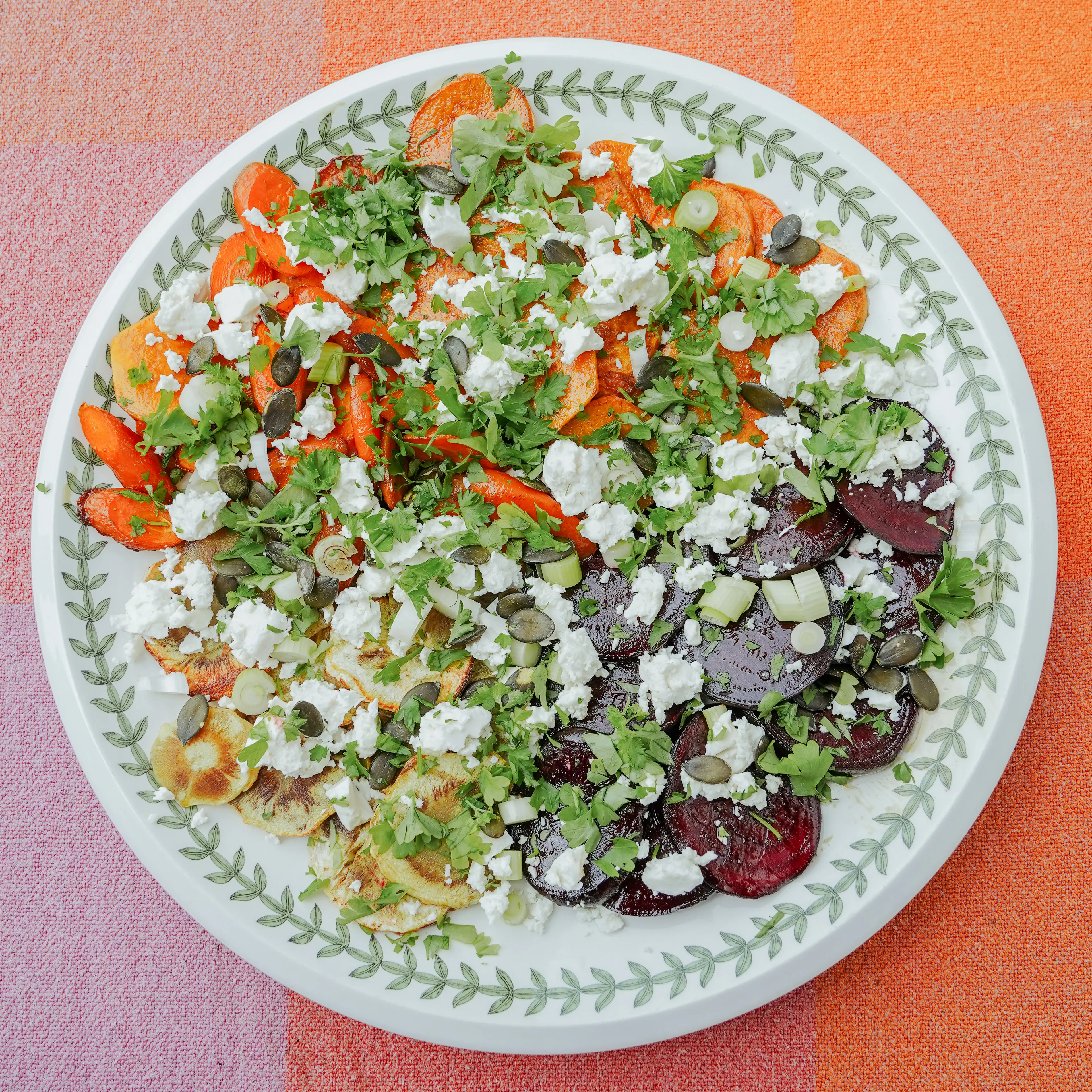 Salat aus wuerzigem Ofengemuese mit Gemuese Topping