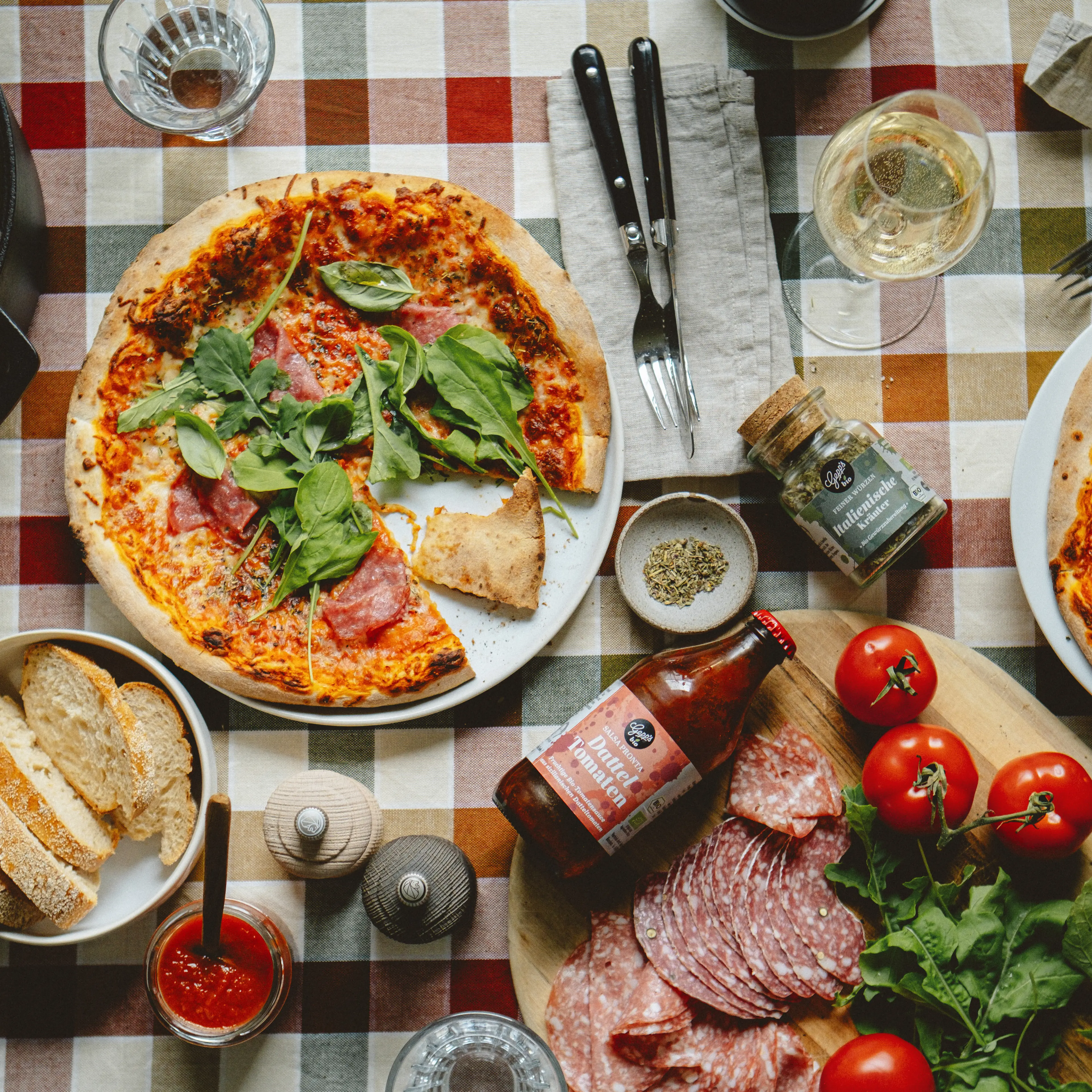 Knusprige Pizza mit frischem Rucola und Datteltomaten Sugo