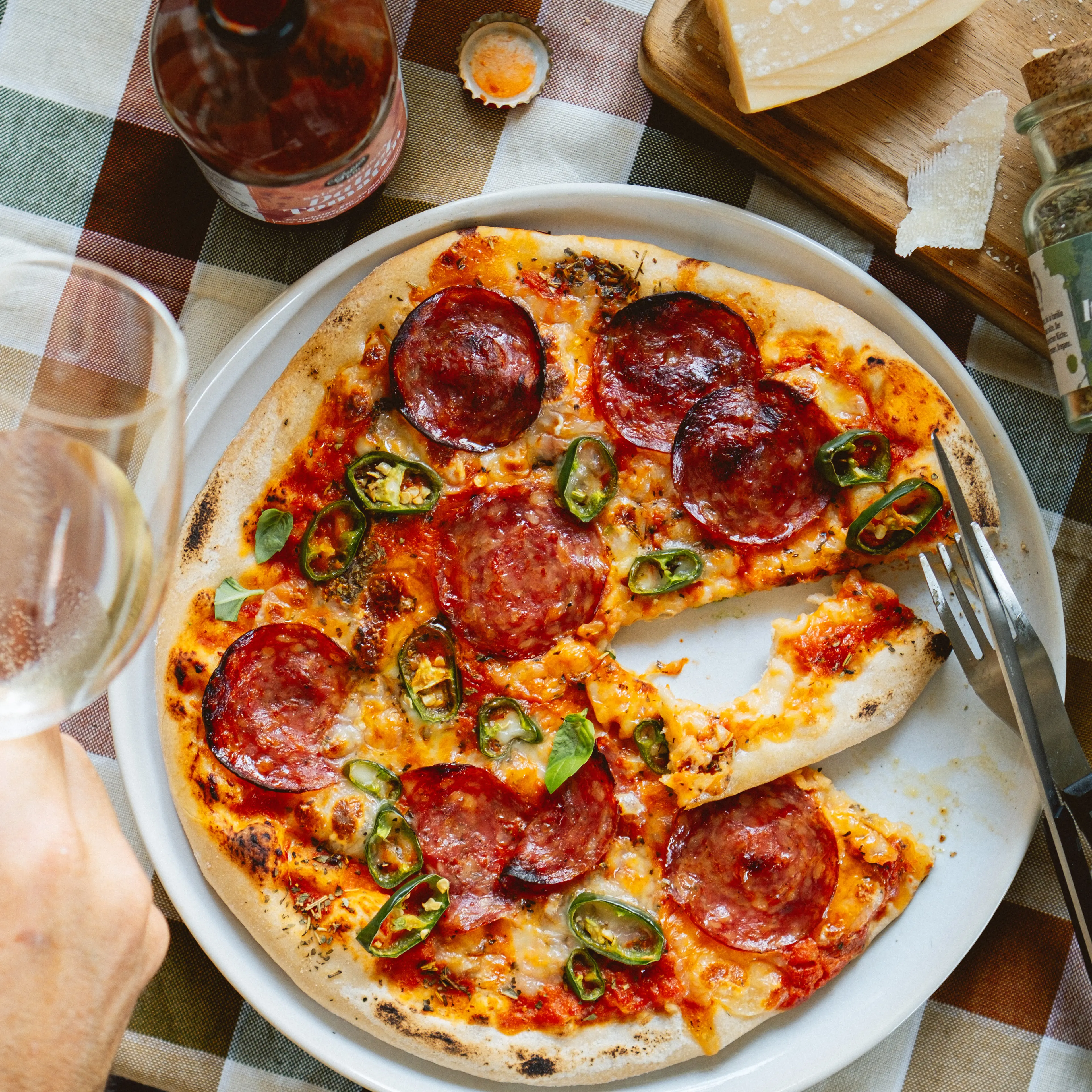 Pizza am Tisch mit Weisswein