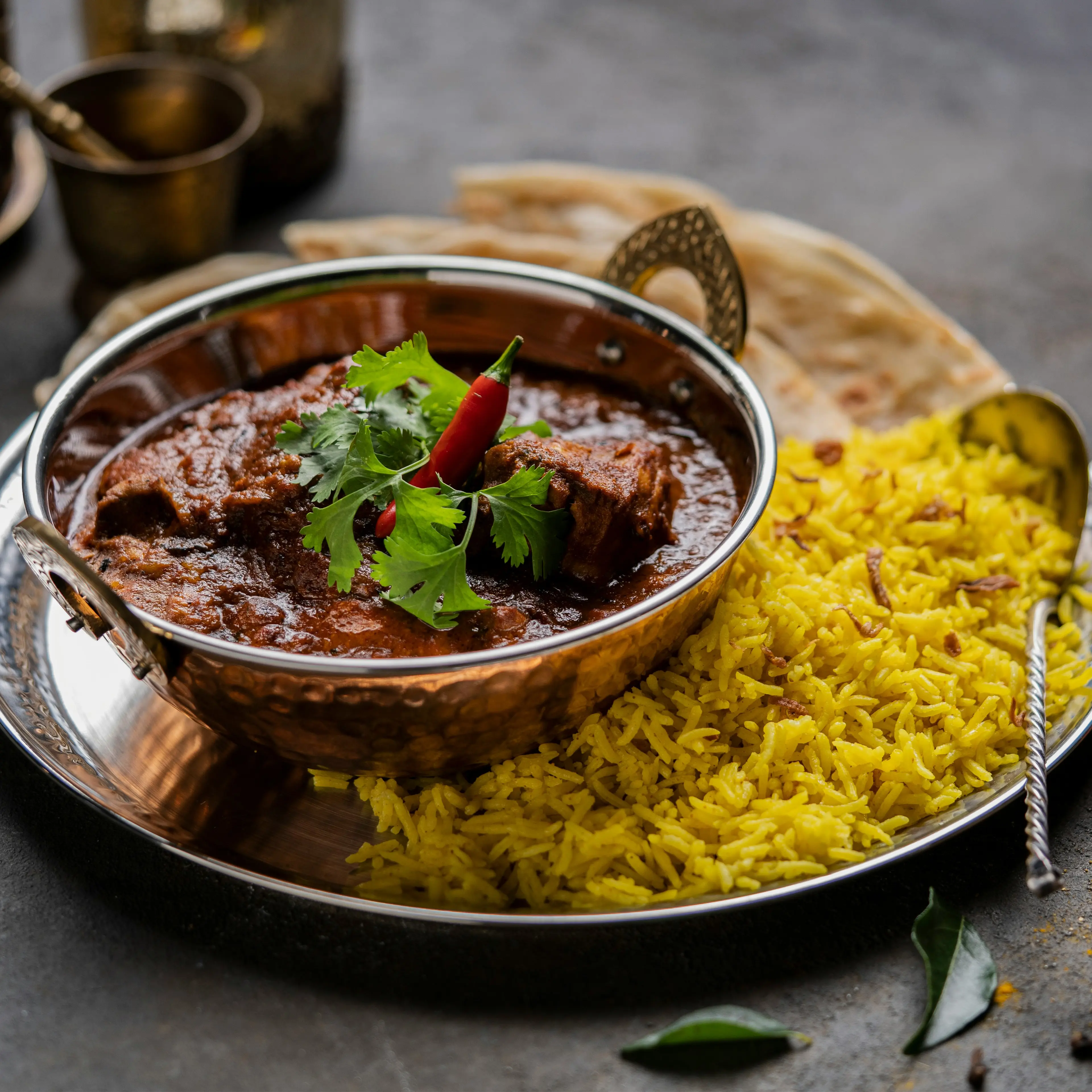 Indisches Gericht mit Curry Reis