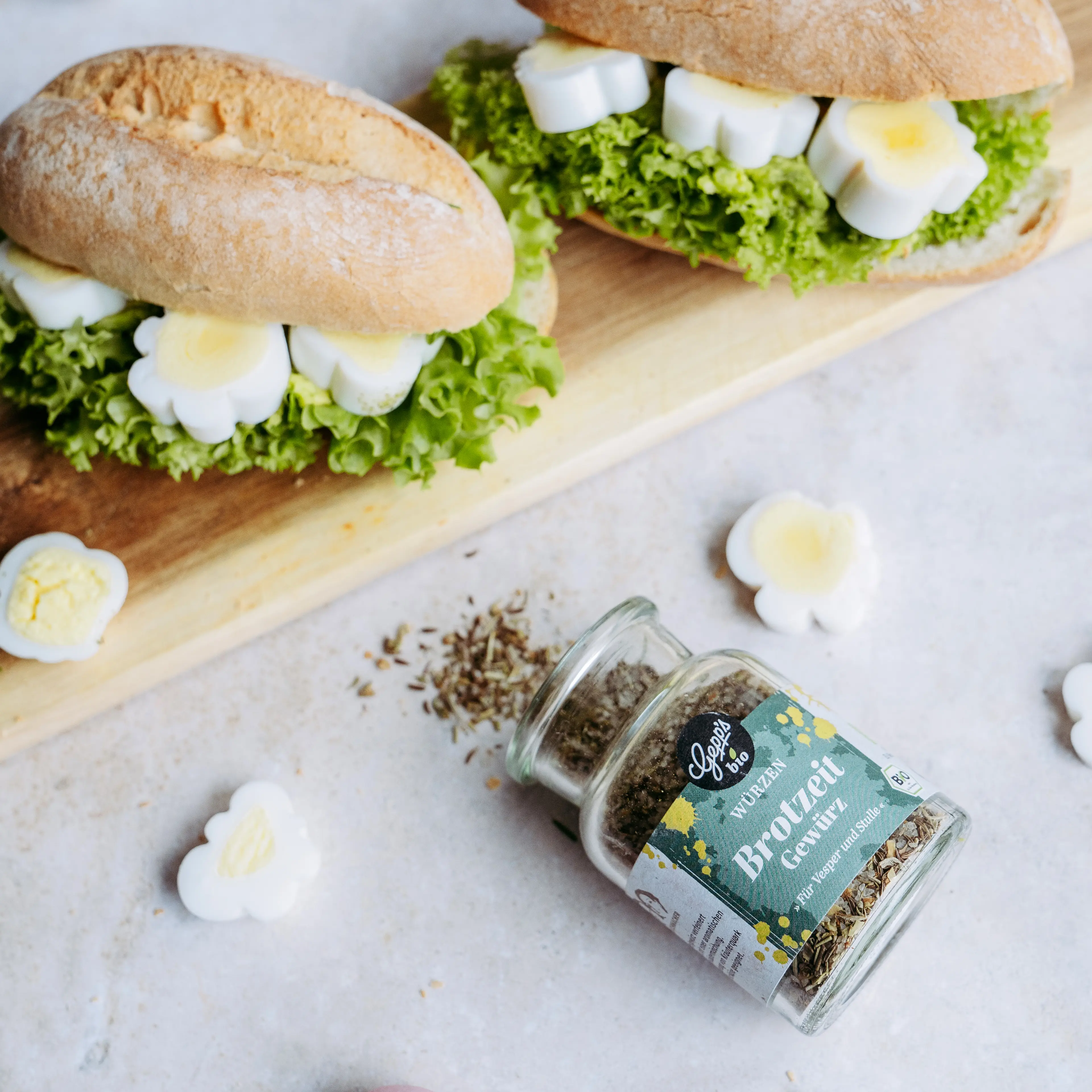 Ei Broetchen mit Brotzeigewuerz