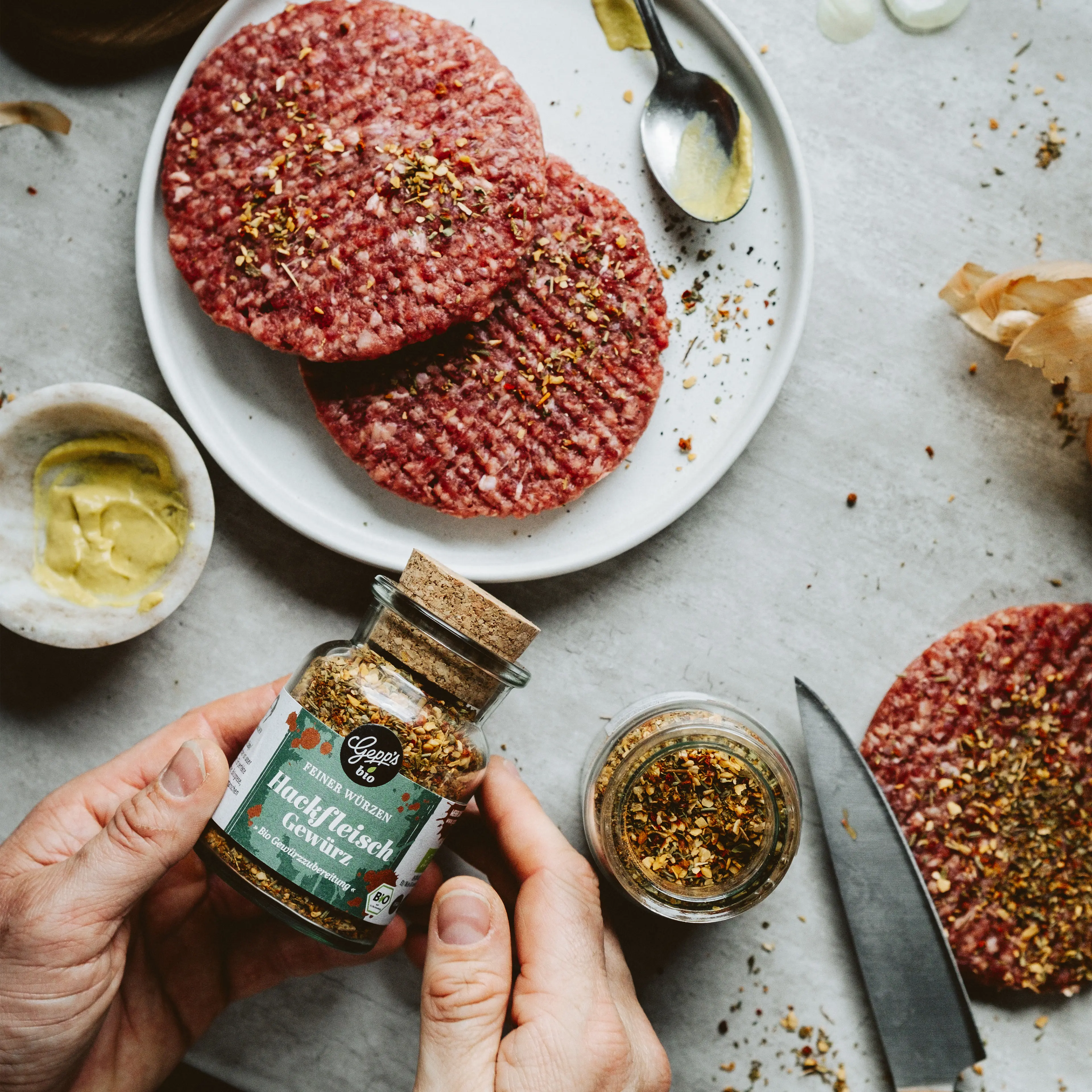 Burgerpatties mit Bio Hackfleisch Gewuerz