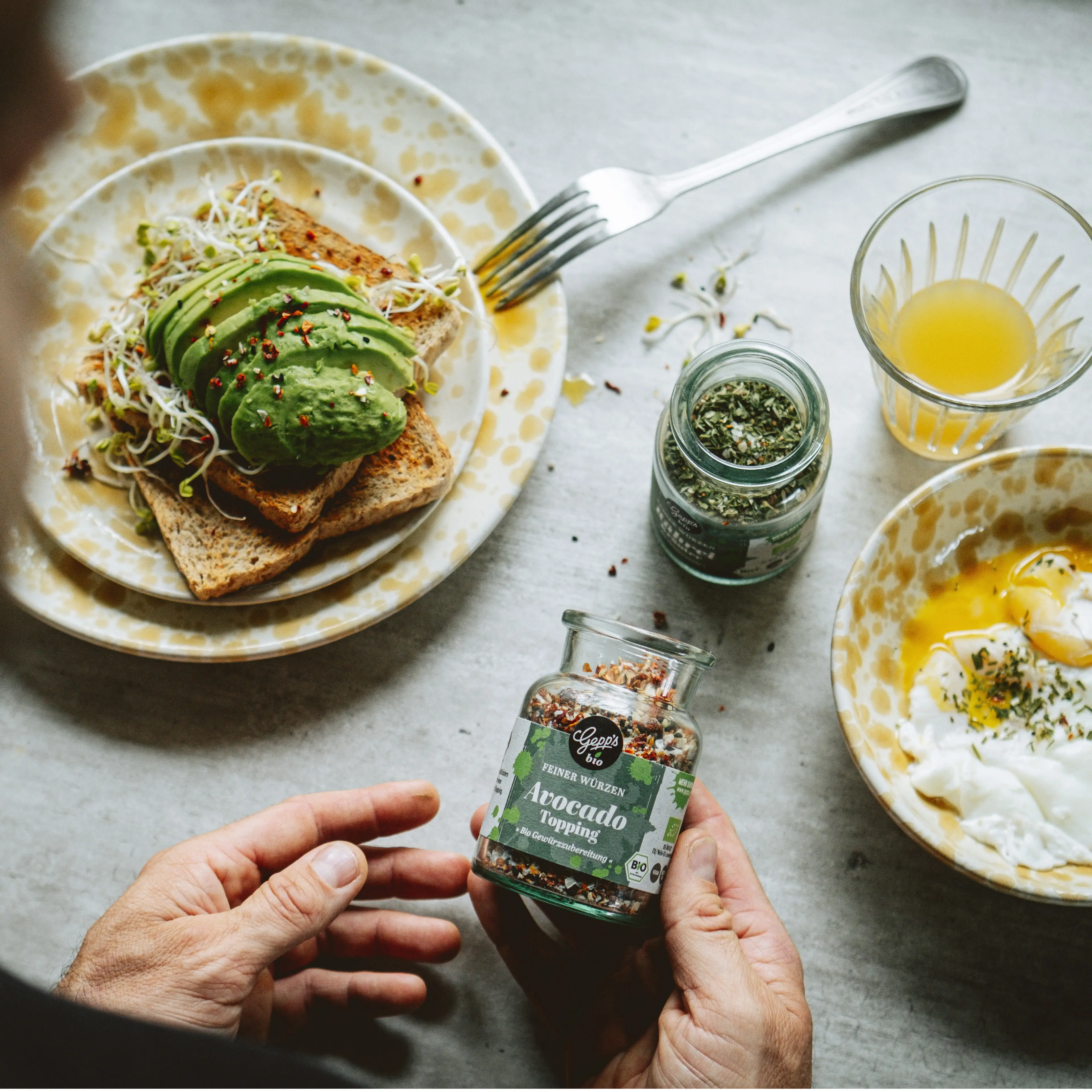 Avocado Toast und Ei mit Topping