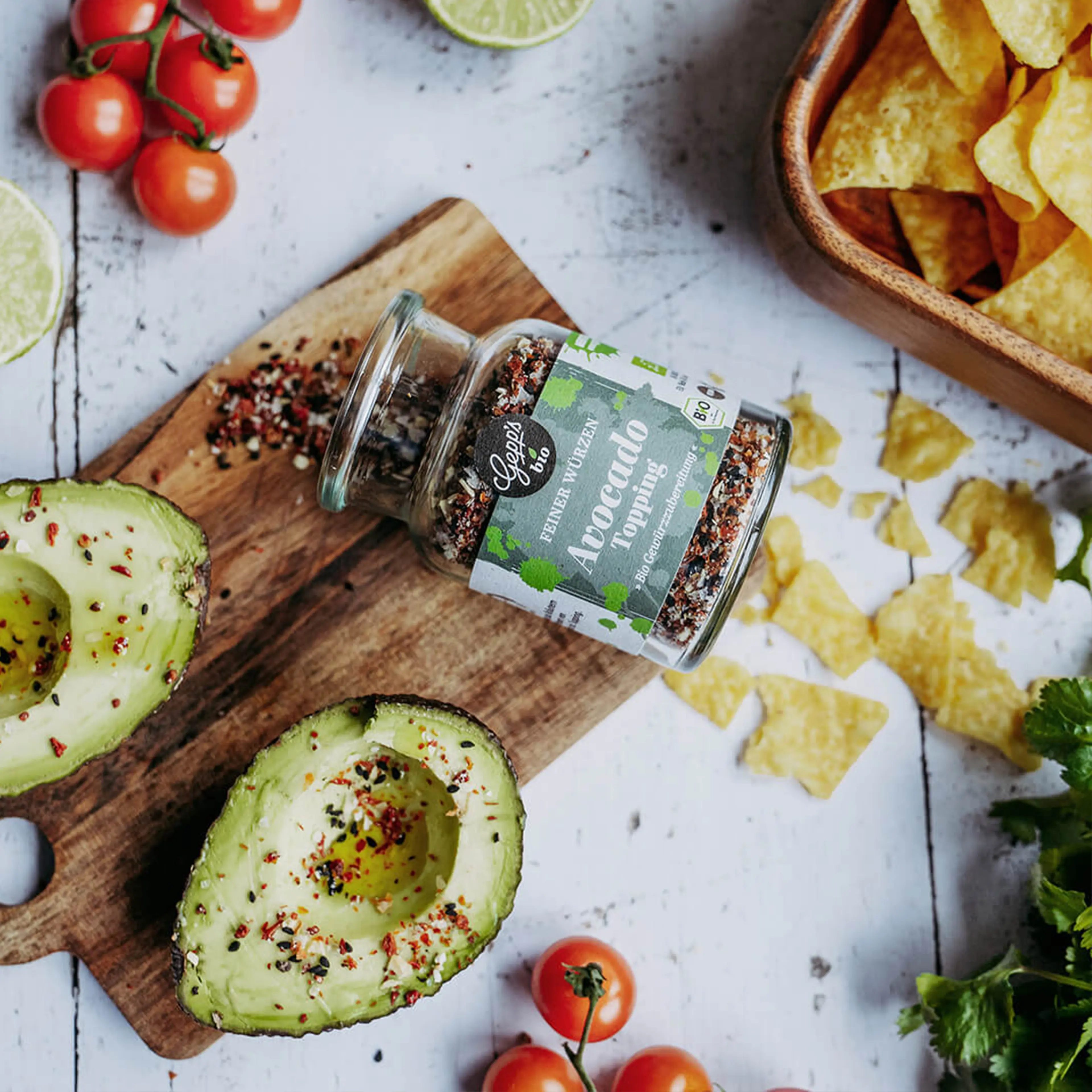 Avocado und Topping auf Brett